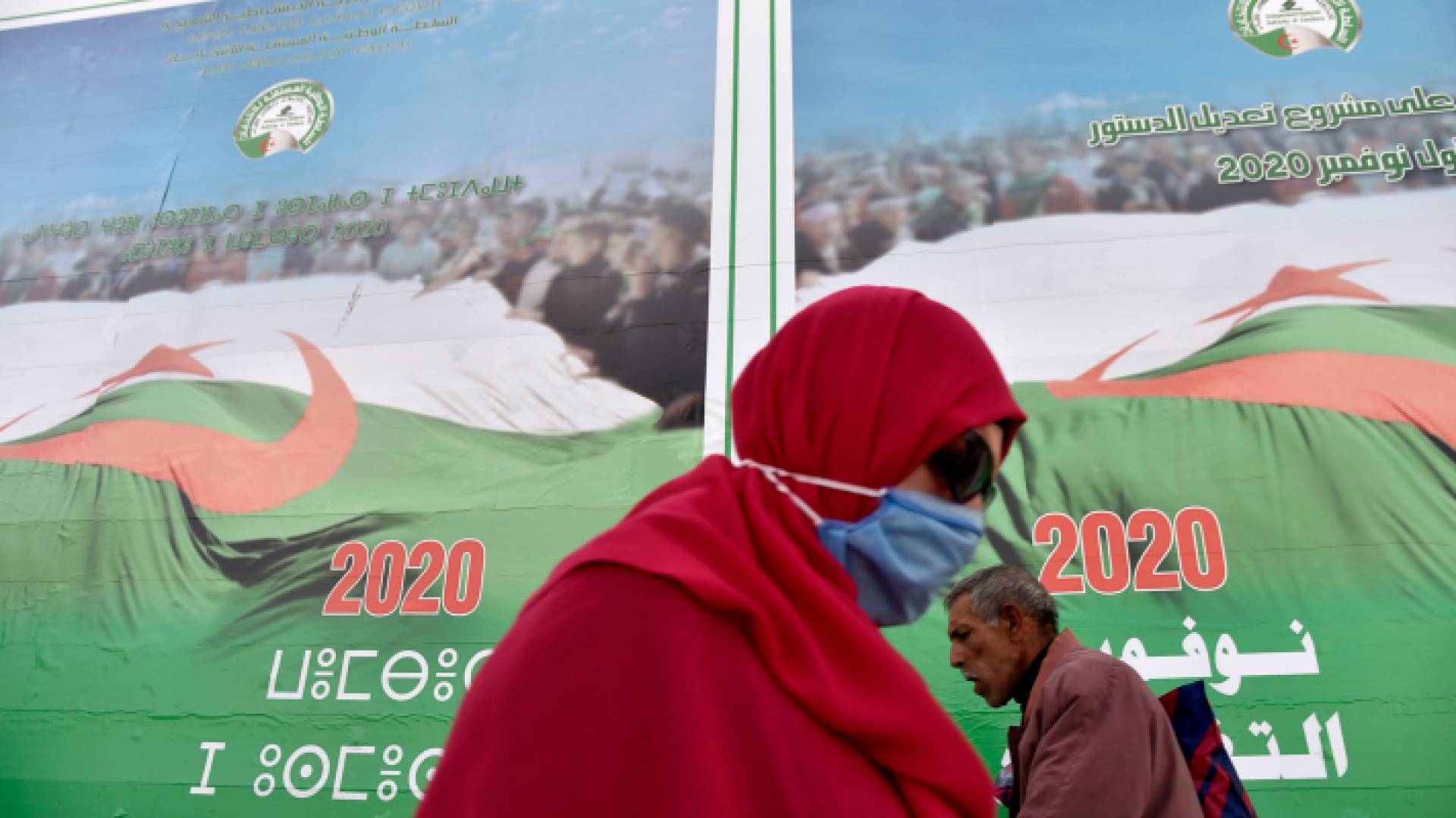 يدلي الجزائريون بأصواتهم في استفتاء على دستور جديد