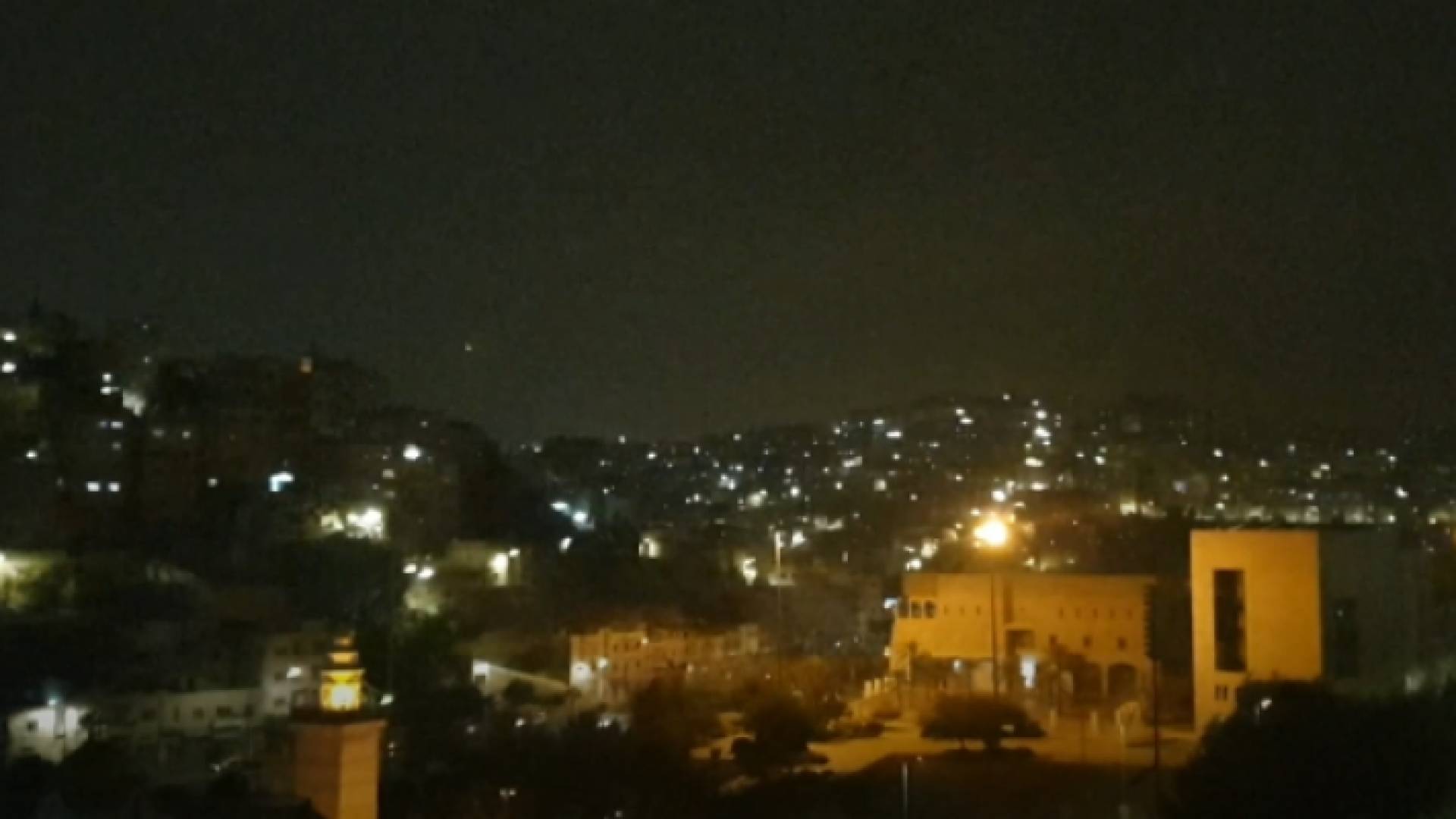 أمطار غزيرة في عمان مصحوبة بالبرق والرعد