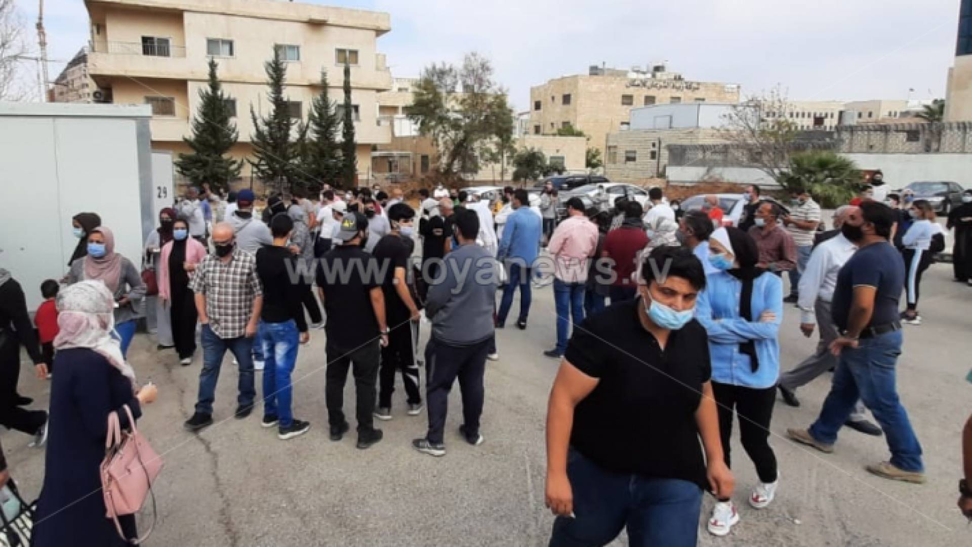 اكتظاظ وخروقات بنقاط فحص كورونا الثابتة التابعة لمركز عمان الصحي