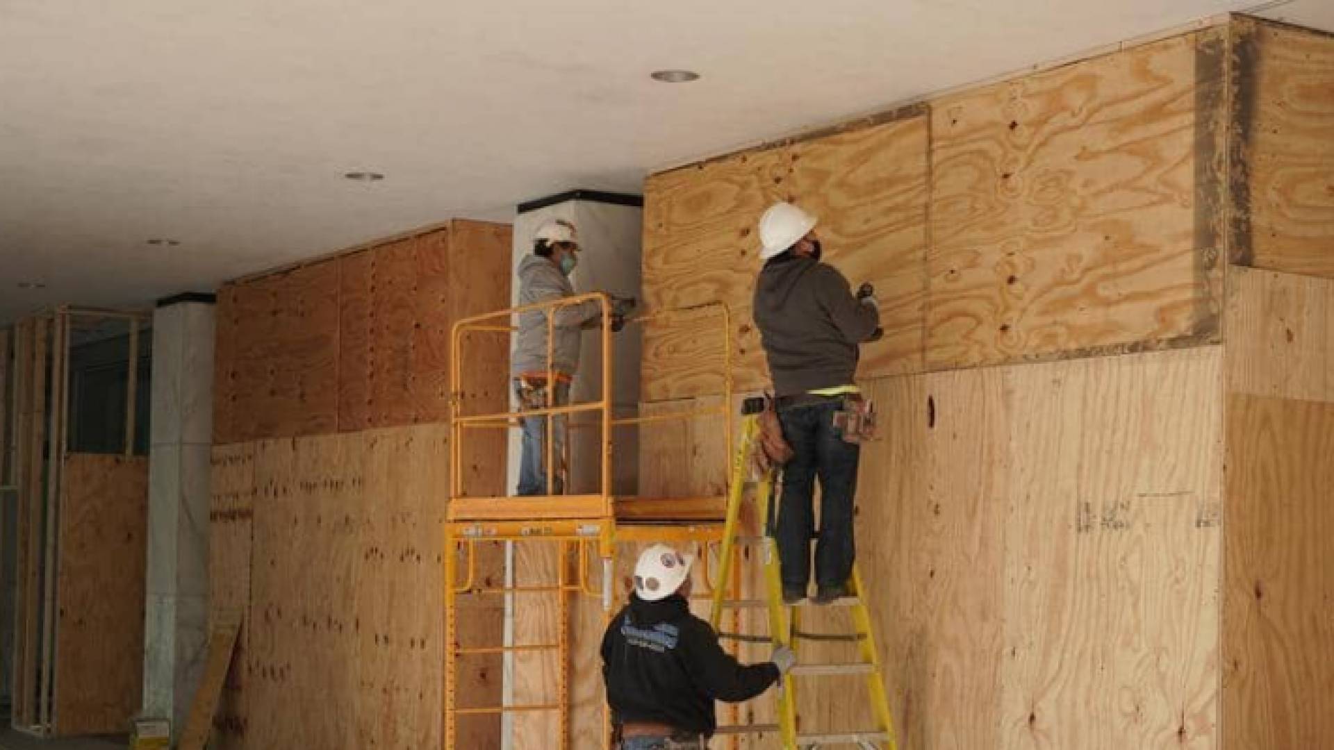 واشنطن تتحصن بـ"الألواح الخشبية".. ماذا يحدث قبل الانتخابات؟