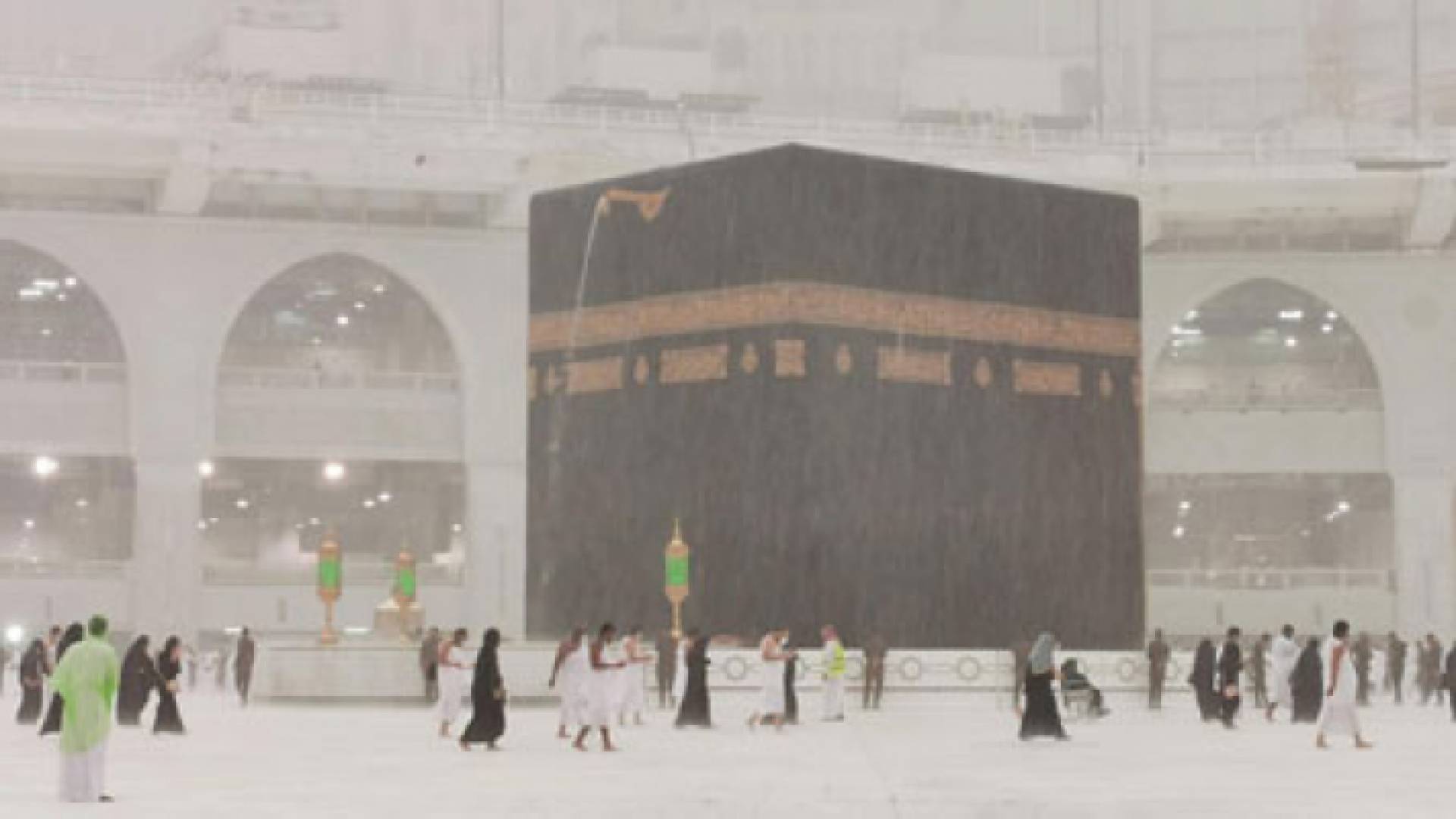 أمطار غزيرة على المسجد الحرام