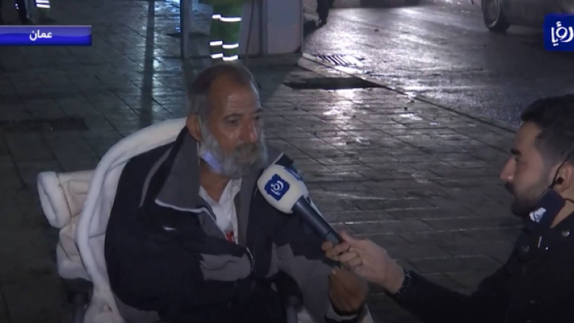 مسن أردني في الشارع تحت المطر منذ أيام