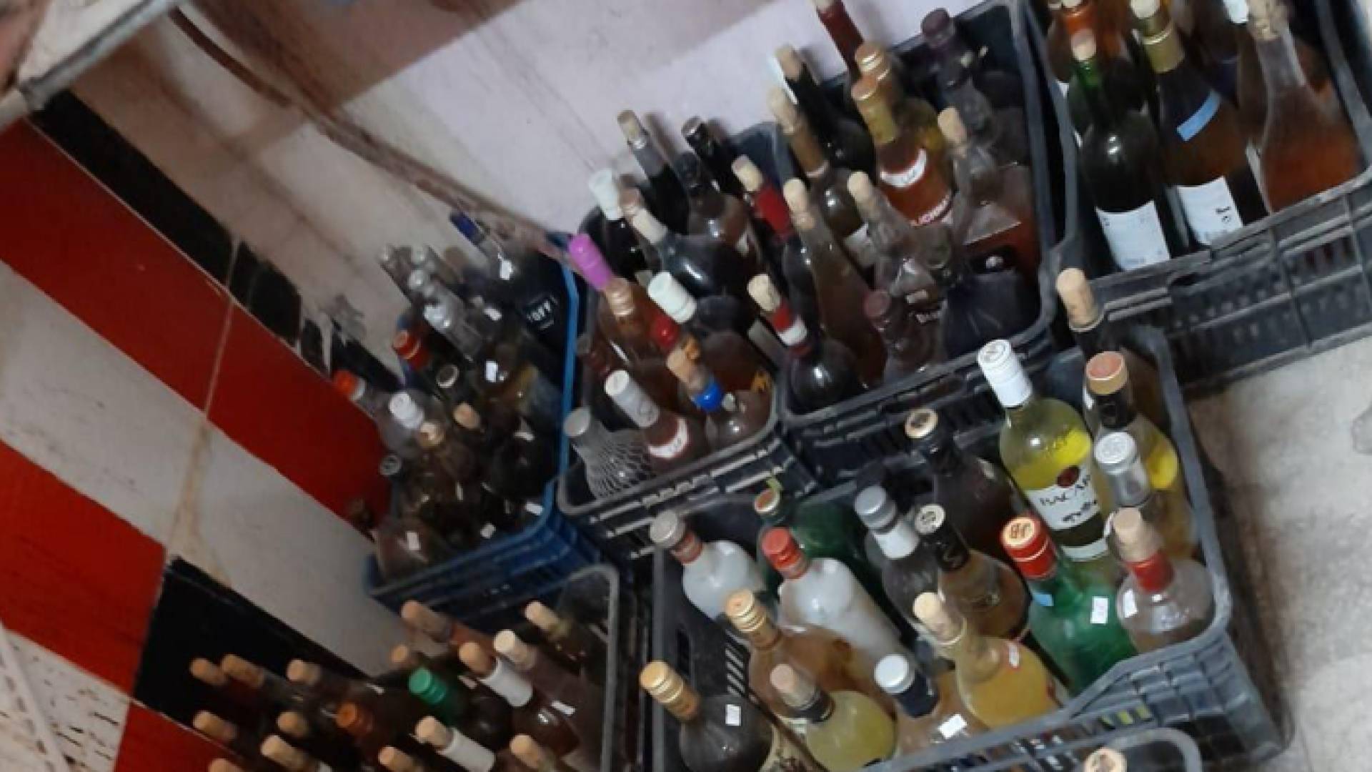 القبض على شخص استخدم مرآب احدى البنايات السكنية لتصنيع مشروبات كحولية مقلدة