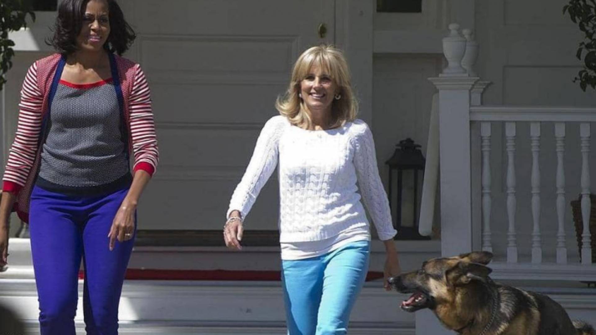 زوجة بايدن وميشيل أوباما برفقة الكلب تشامب