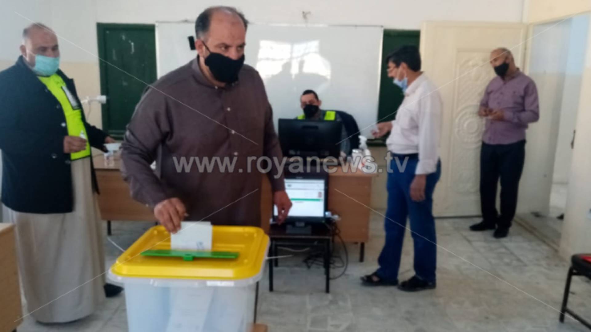 من الاقتراع