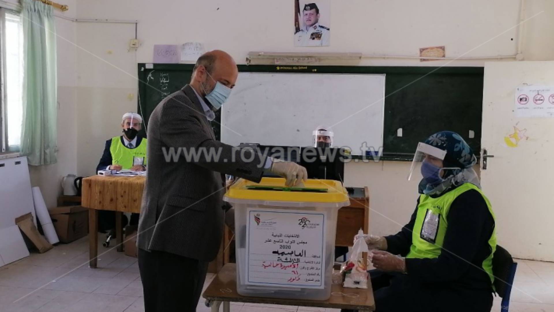 الرزاز يدلي بصوته