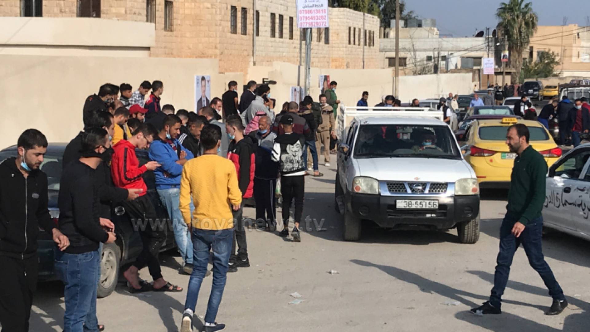 من امام أحد مراكز الاقتراع