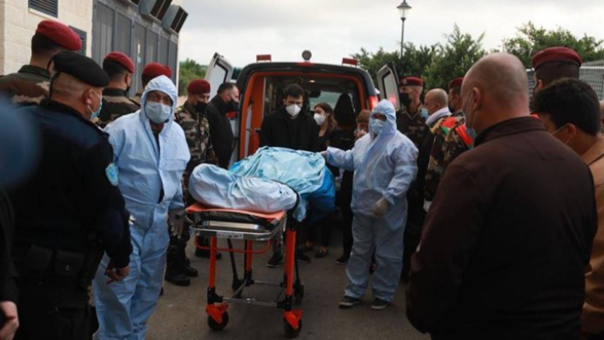 جثمان عريقات يصل رام الله قادما من القدس