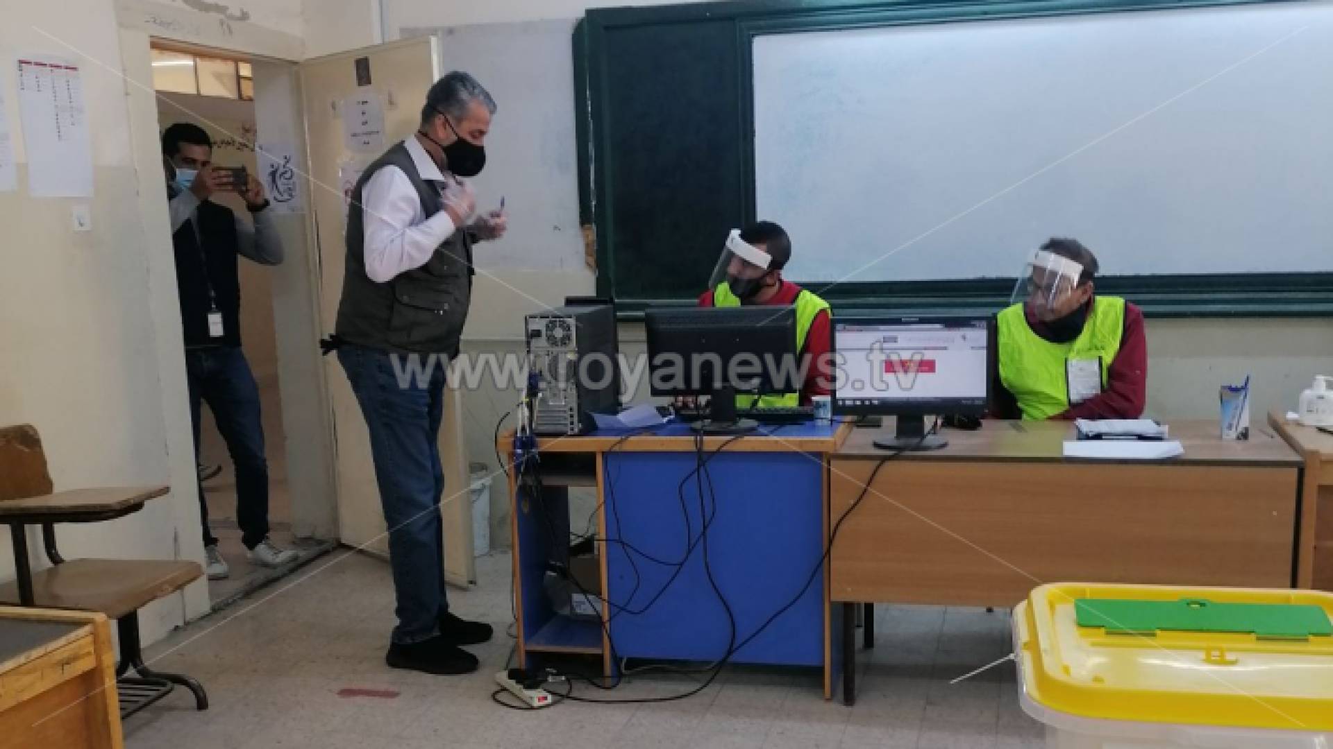 رئيس مجلس مفوضي الهيئة المستقلة للانتخاب خالد الكلالدة يدلي بصوته في الانتخابات النيابية 2020