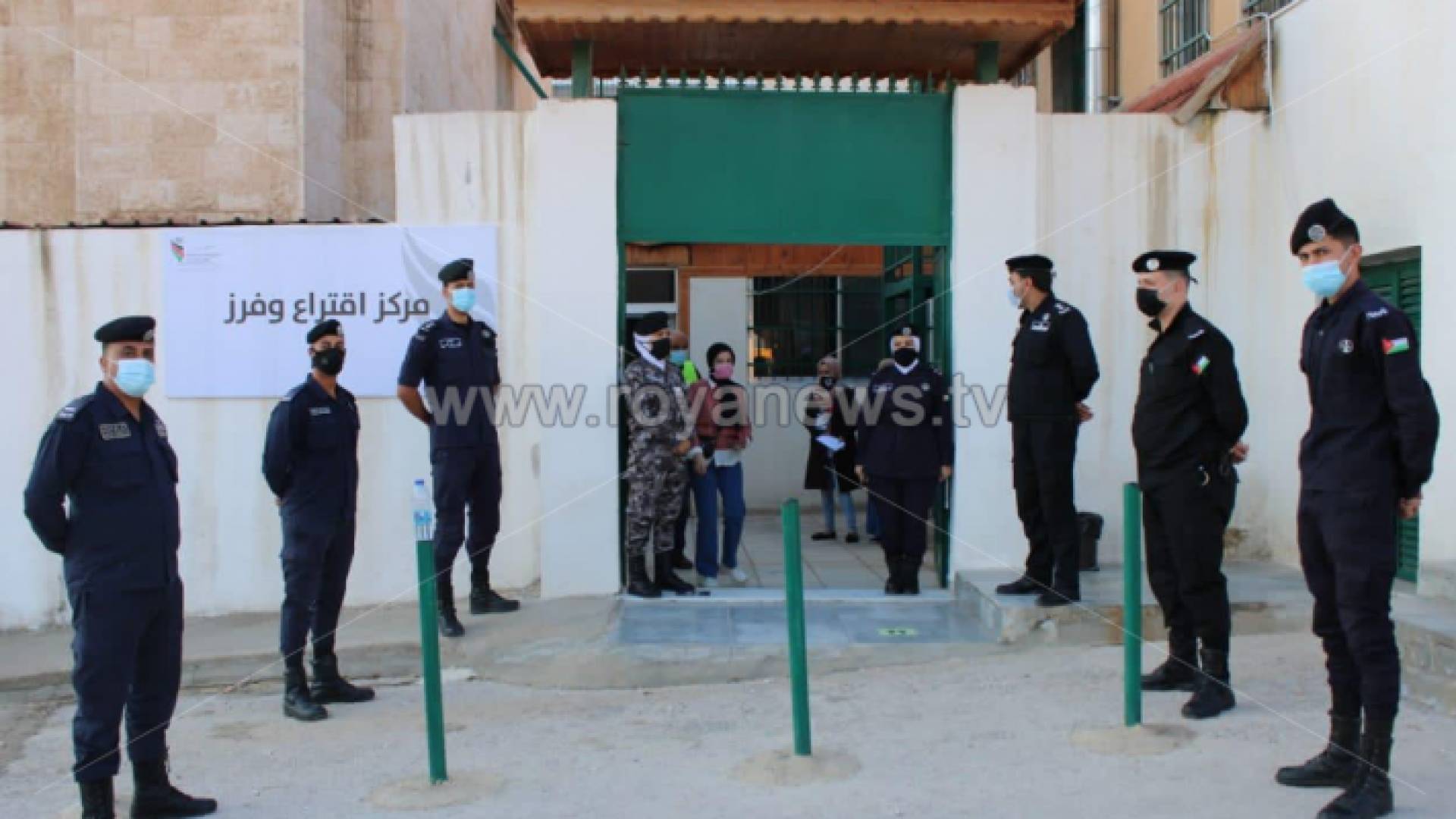 من أمام أحد مراكز الاقتراع