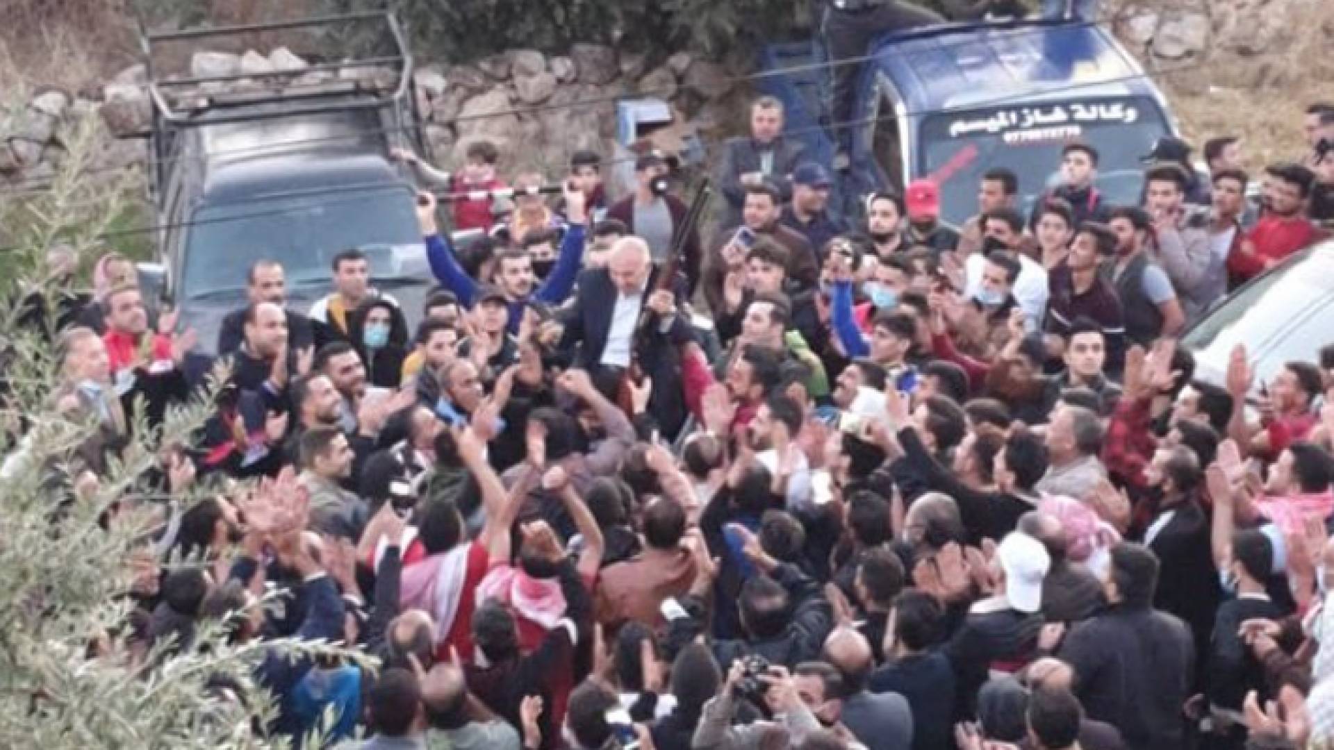 جانب من احتفالات أحد المرشحين الفائزين بالانتخابات