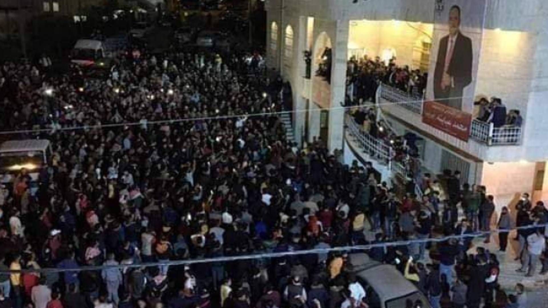 احتفالات أمام منزل أحد النواب الناجحين