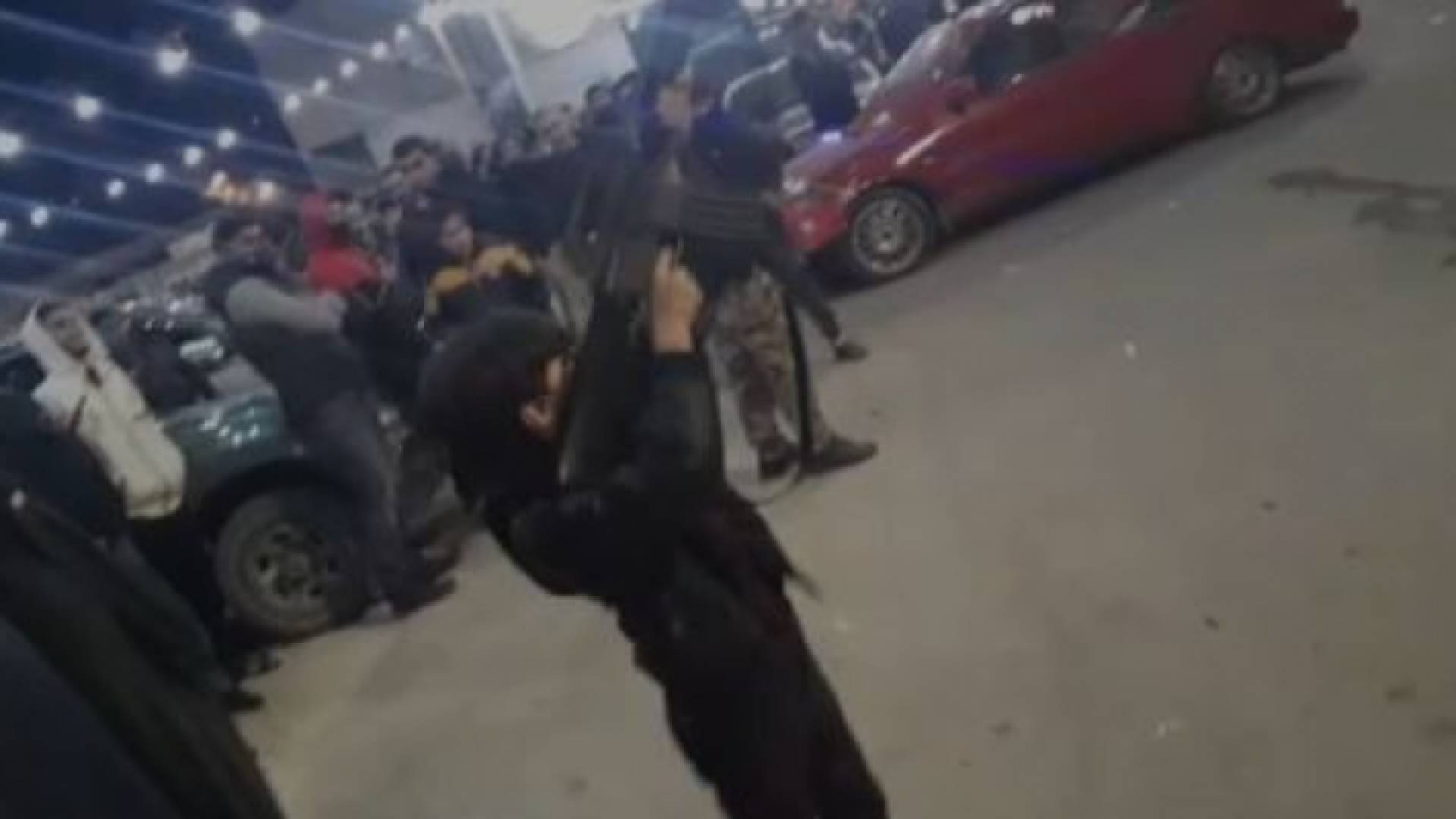 طفل يطلق النار