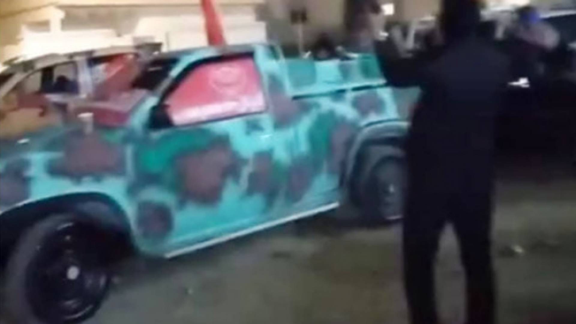 القبض على شخص يقوم بتمويه وتعديل المركبات واخفاء معالمها