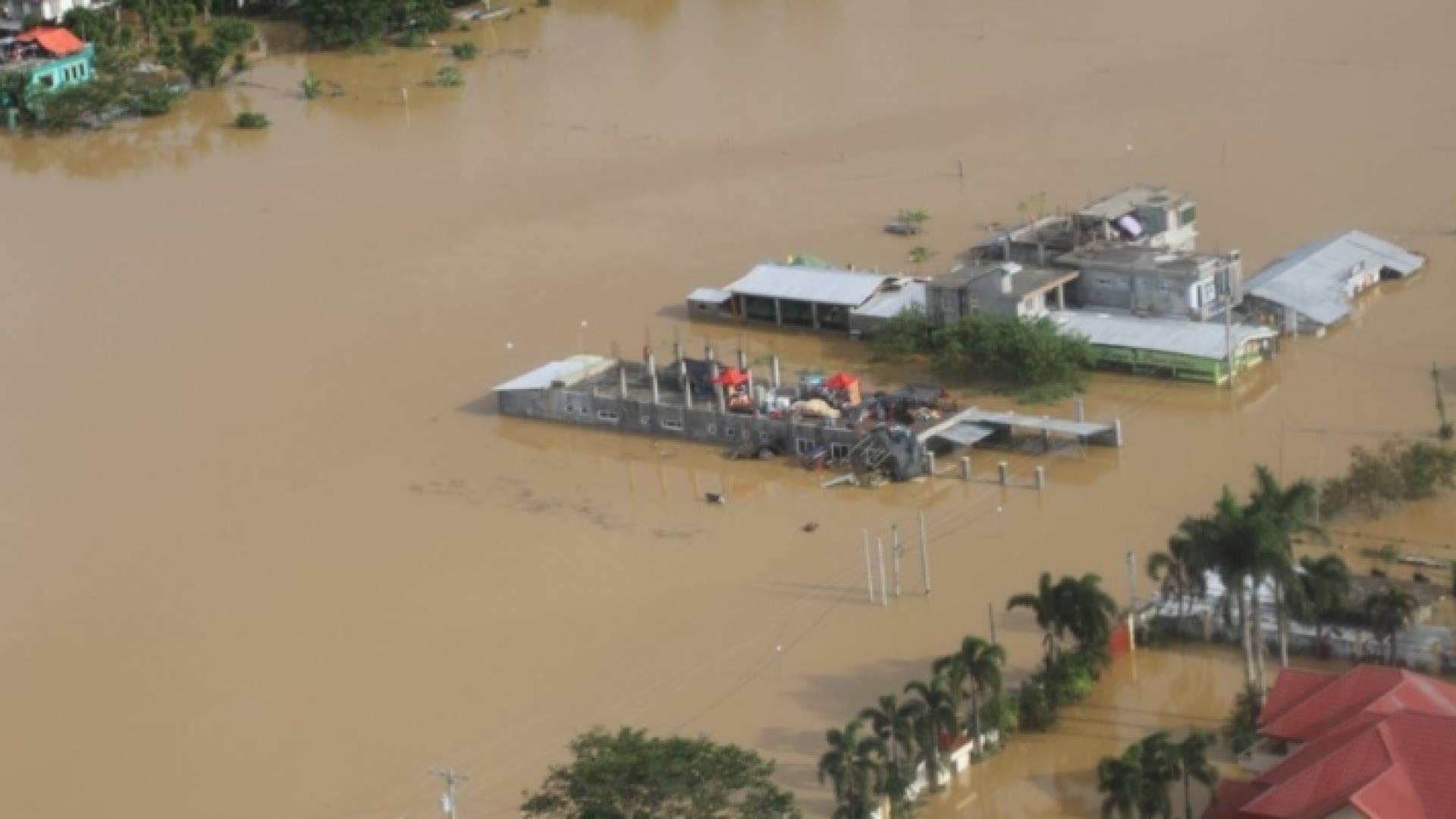 جانب من الأضرار التي تسبب بها الاعصار