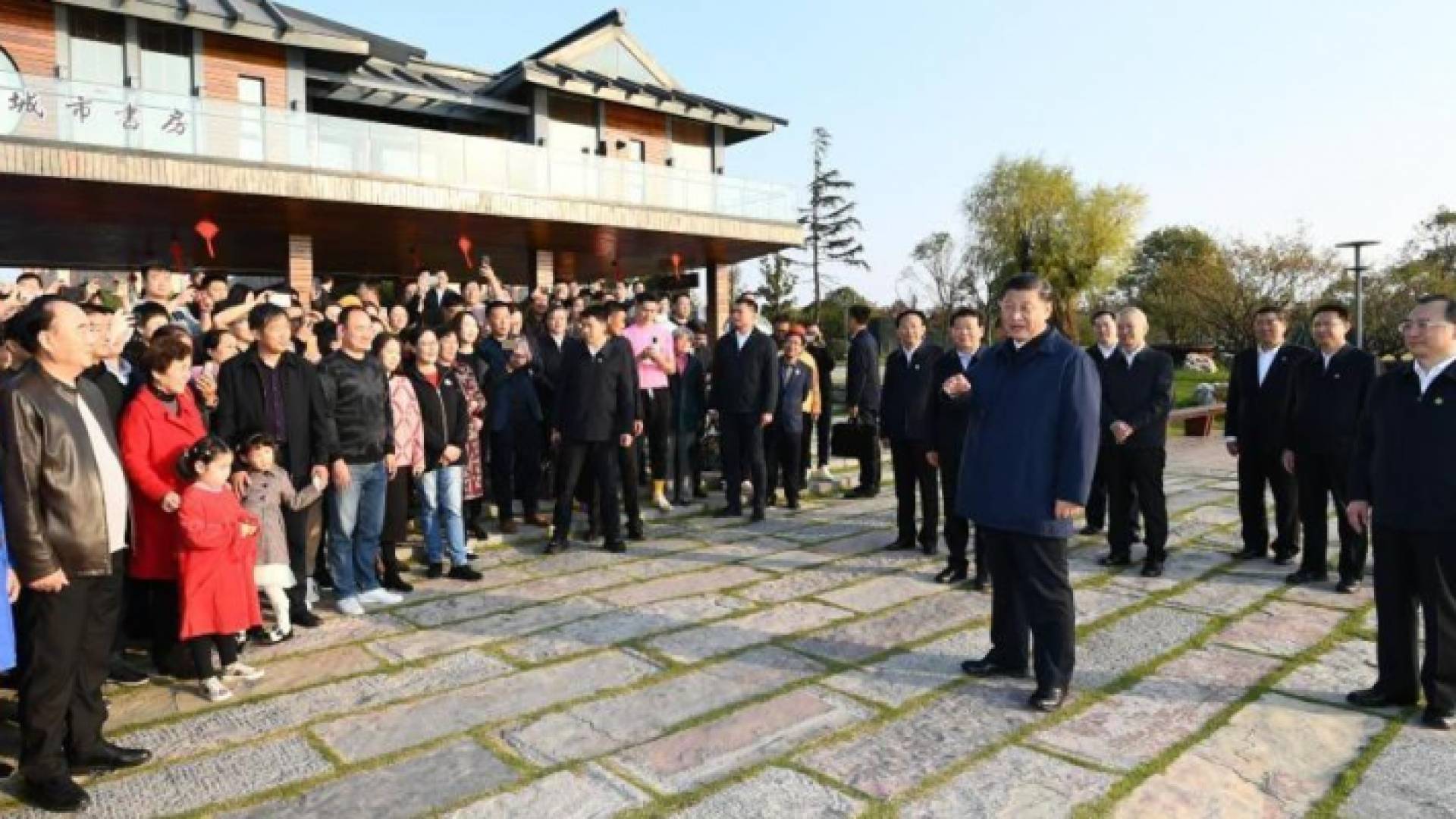 شي جين بينغ يتوسط حشدا دون كمامات او تباعد في مهدا وباء كورونا