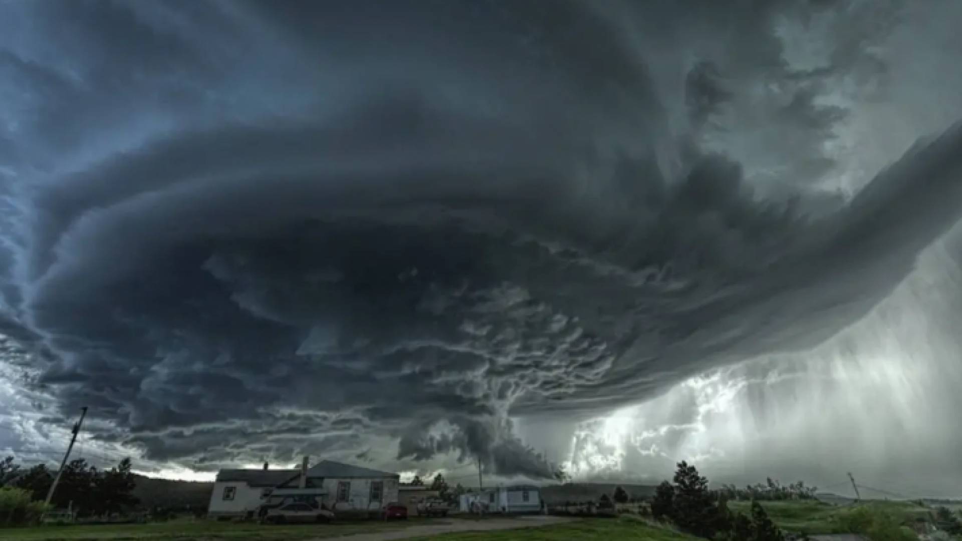 لحظة دخول الإعصار