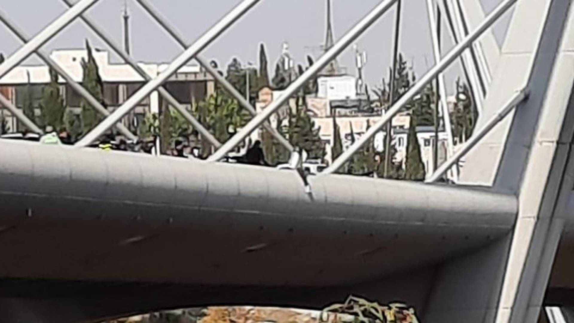 فتاة تحاول الانتحار من أعلى جسر عبدون