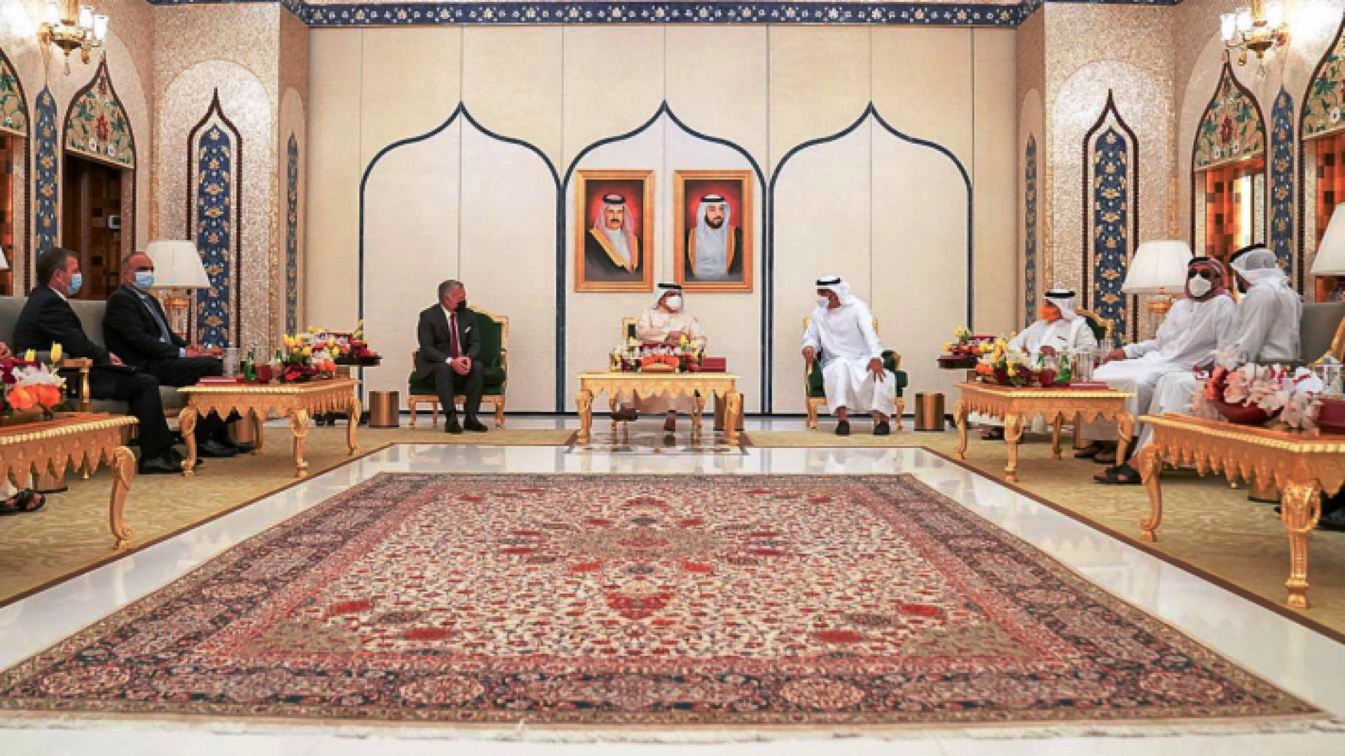 الملك والعاهل البحريني وولي عهد أبوظبي يعقدون قمة ثلاثية في أبوظبي