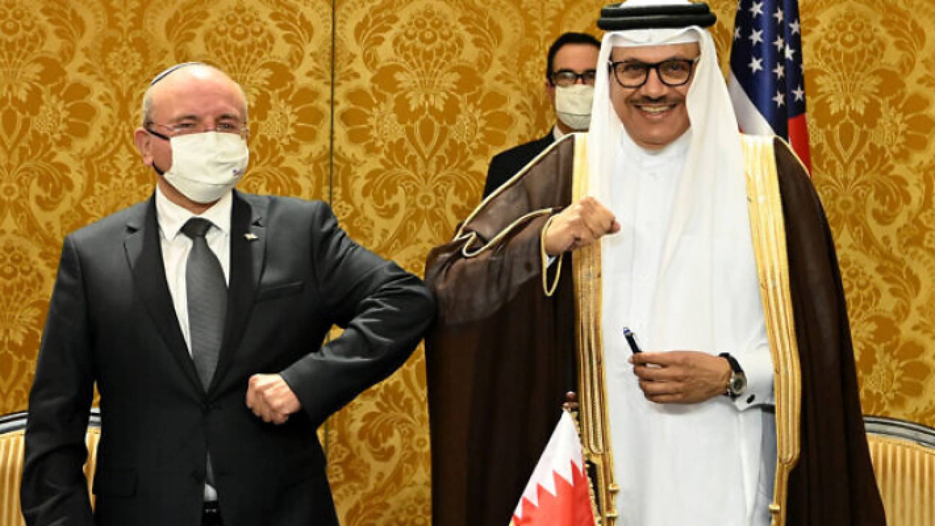 وزير الخارجية البحريني عبد اللطيف الزياني مع رئيس مجلس الامن القومي بكيان الاحتلال