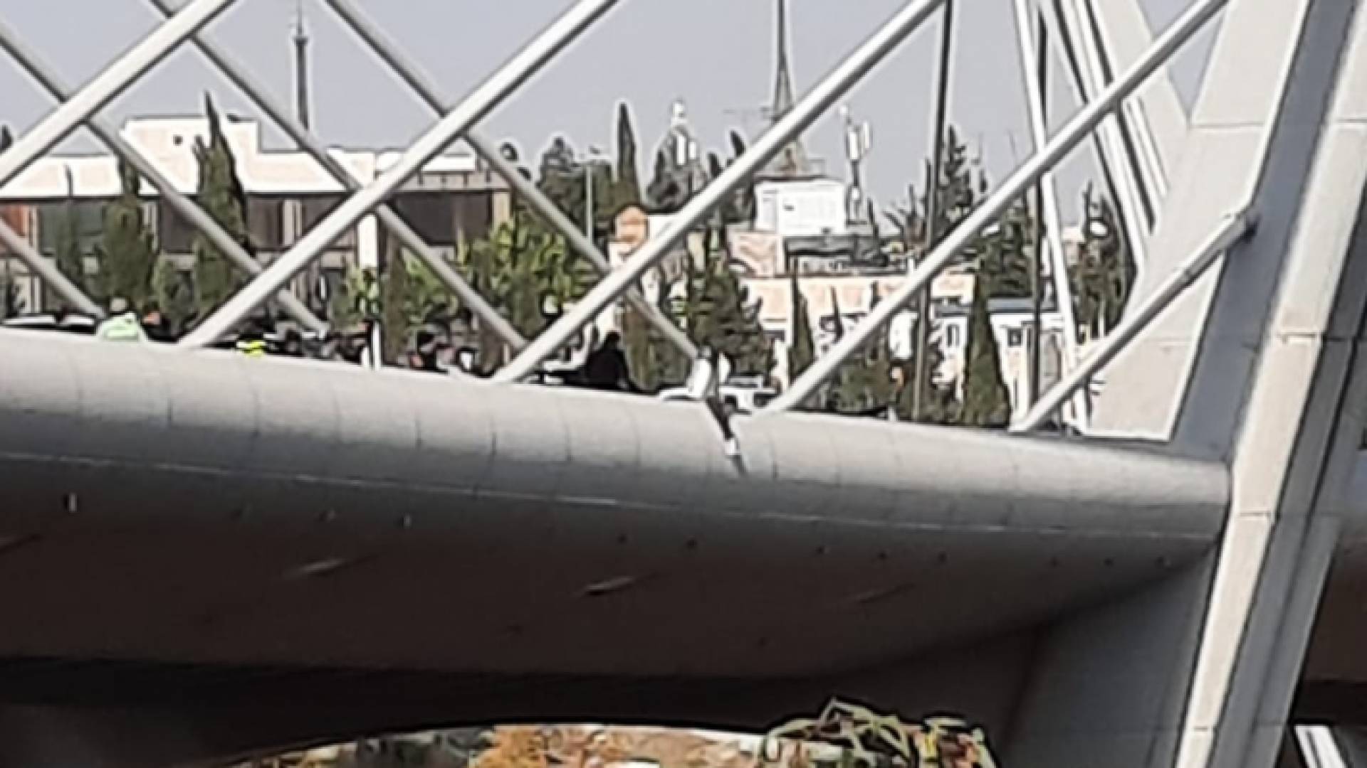 فتاة تحاول الانتحار من أعلى جسر عبدون