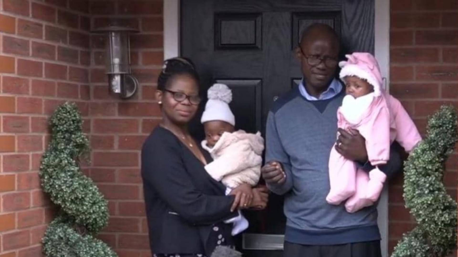 كانت في غيبوبة عندما أنجبت التوأم