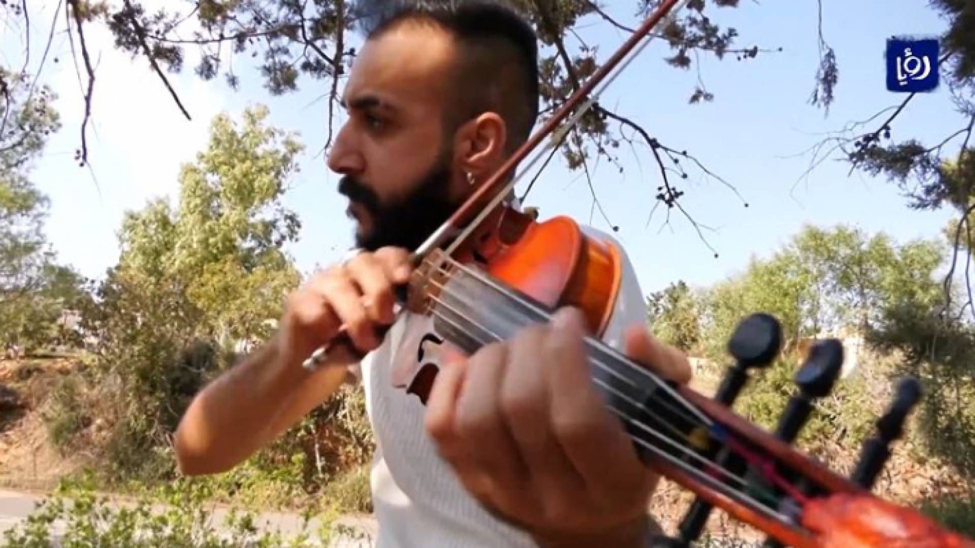 أكرم عبدالفتاح.. موسيقي يطلق مشروع "مونولوج" الفني العابر للقارات