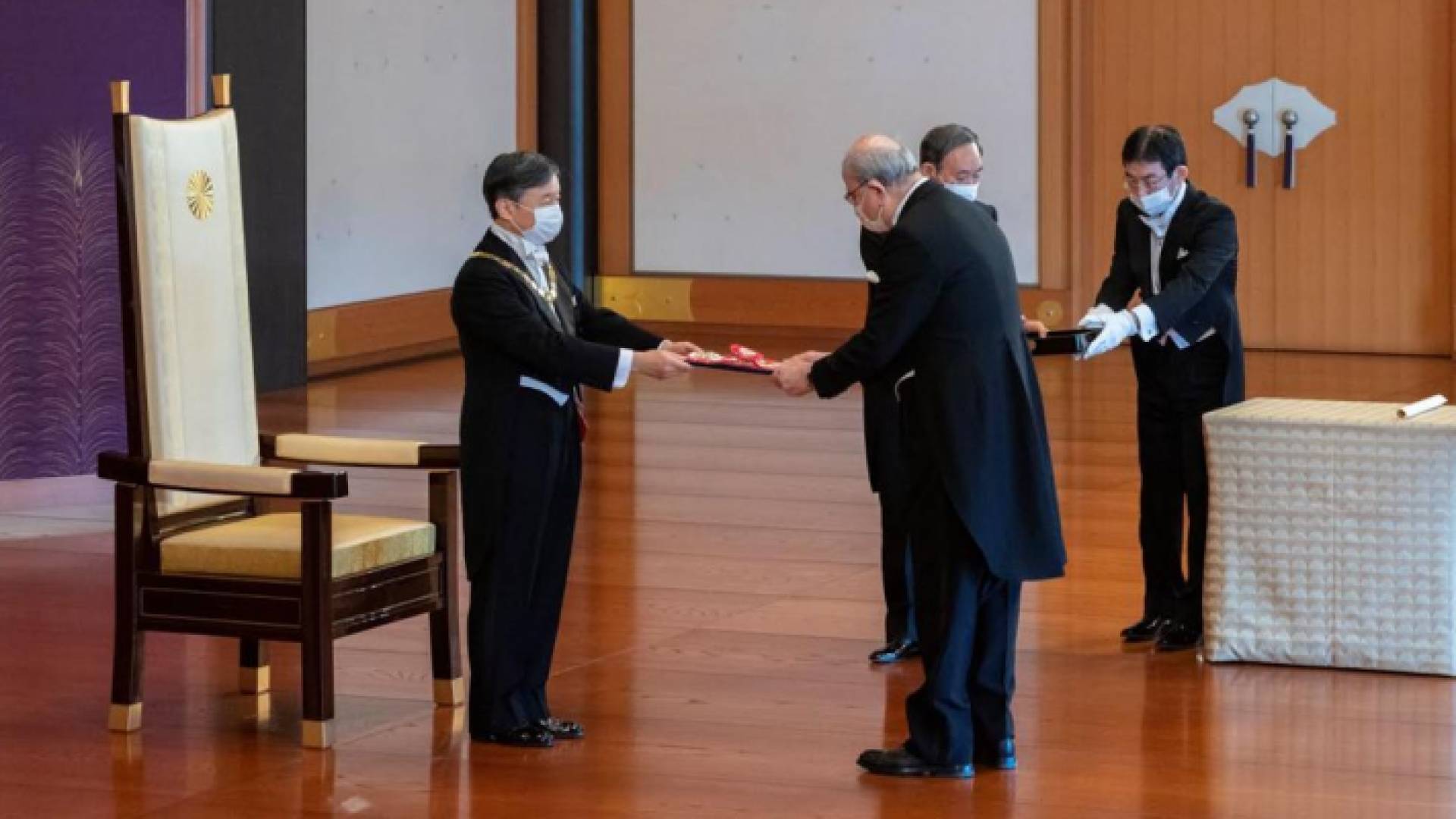 حضور دولة معالي السيد طاهر المصري في المراسم التكريم الإمبراطورية لإهداء الوسام