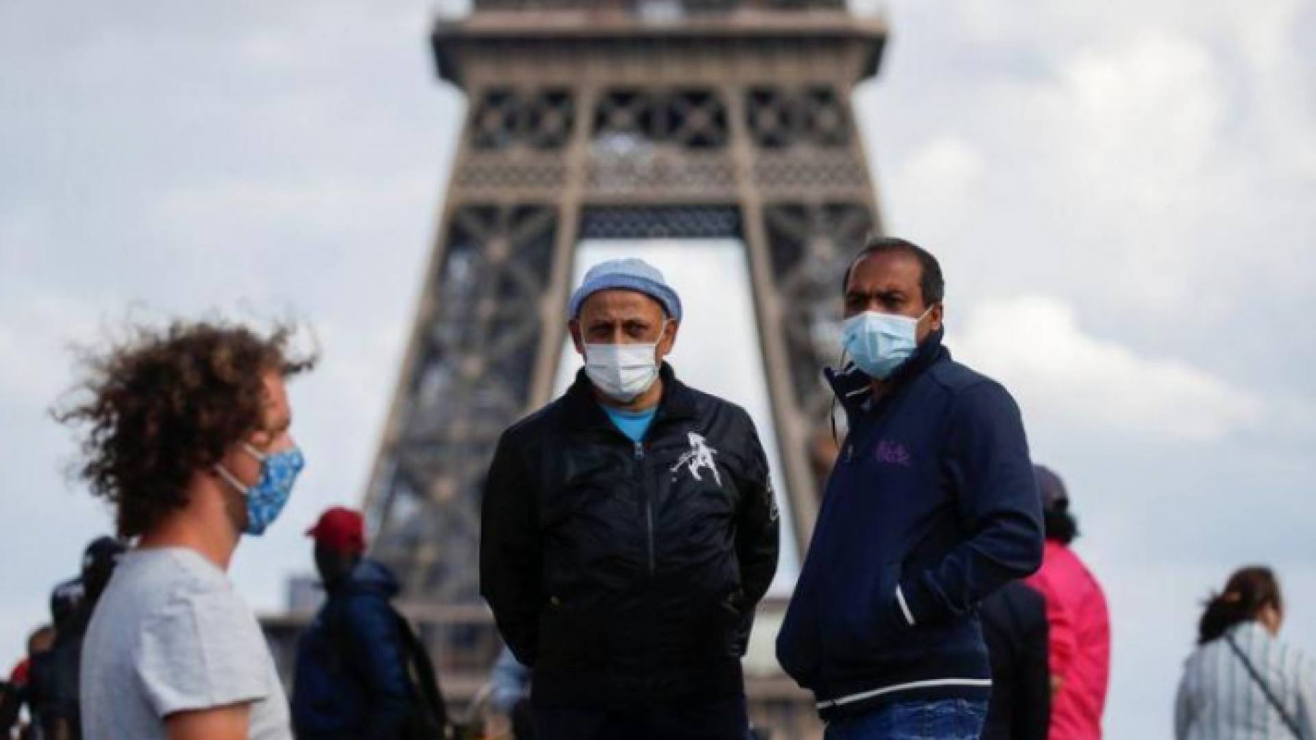 فرنسا تعتزم تخفيف القيود والعالم ينتظر لقاح كورونا