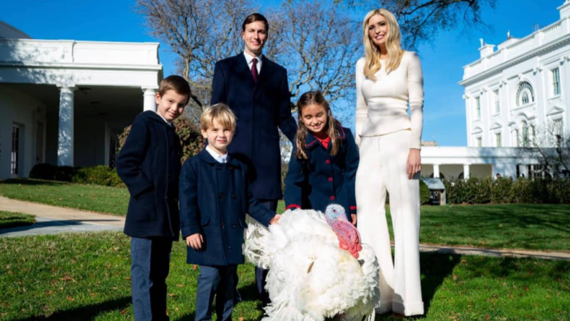 ايفانكا تحتفل بعيد الشكر برفقة أسرتها مع الديكين كورن وكوب