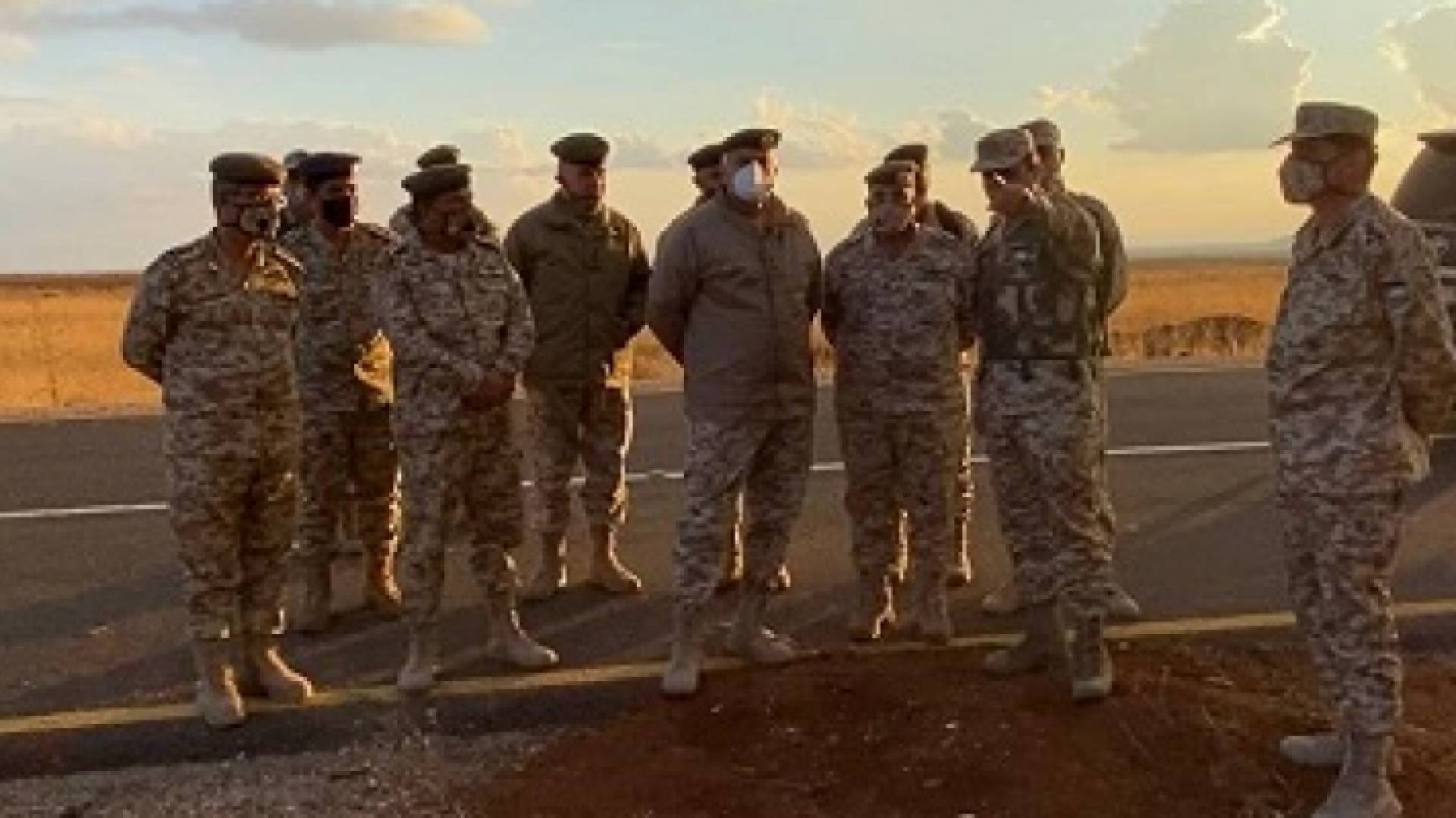 رئيس هيئة الأركان يتفقد واجهة المنطقة العسكرية الشرقية