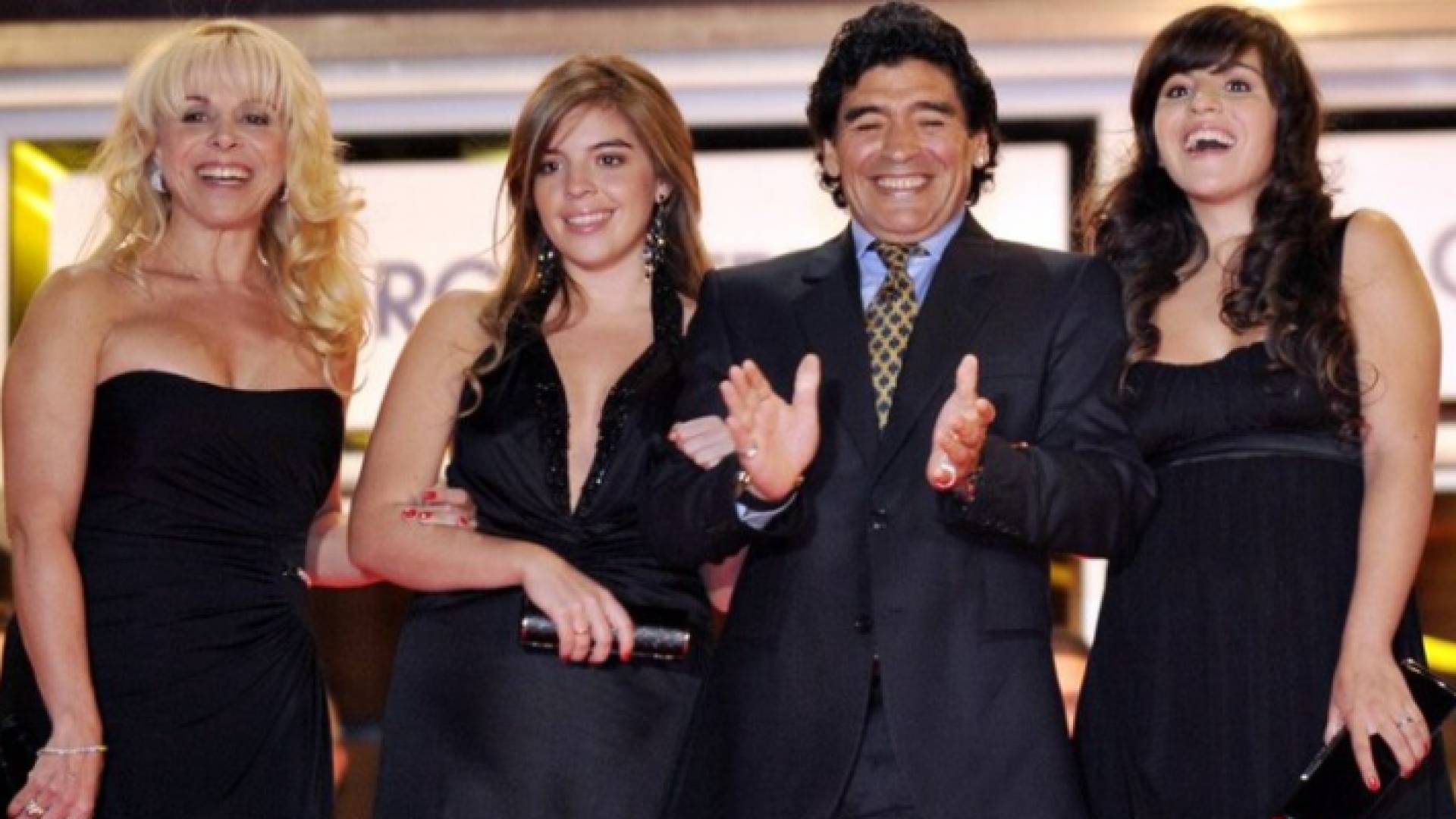 أطفال غير معترف بهم ولم يترك وصية.. معركة متوقعة للتنازع على ميراث الأسطورة مارادونا