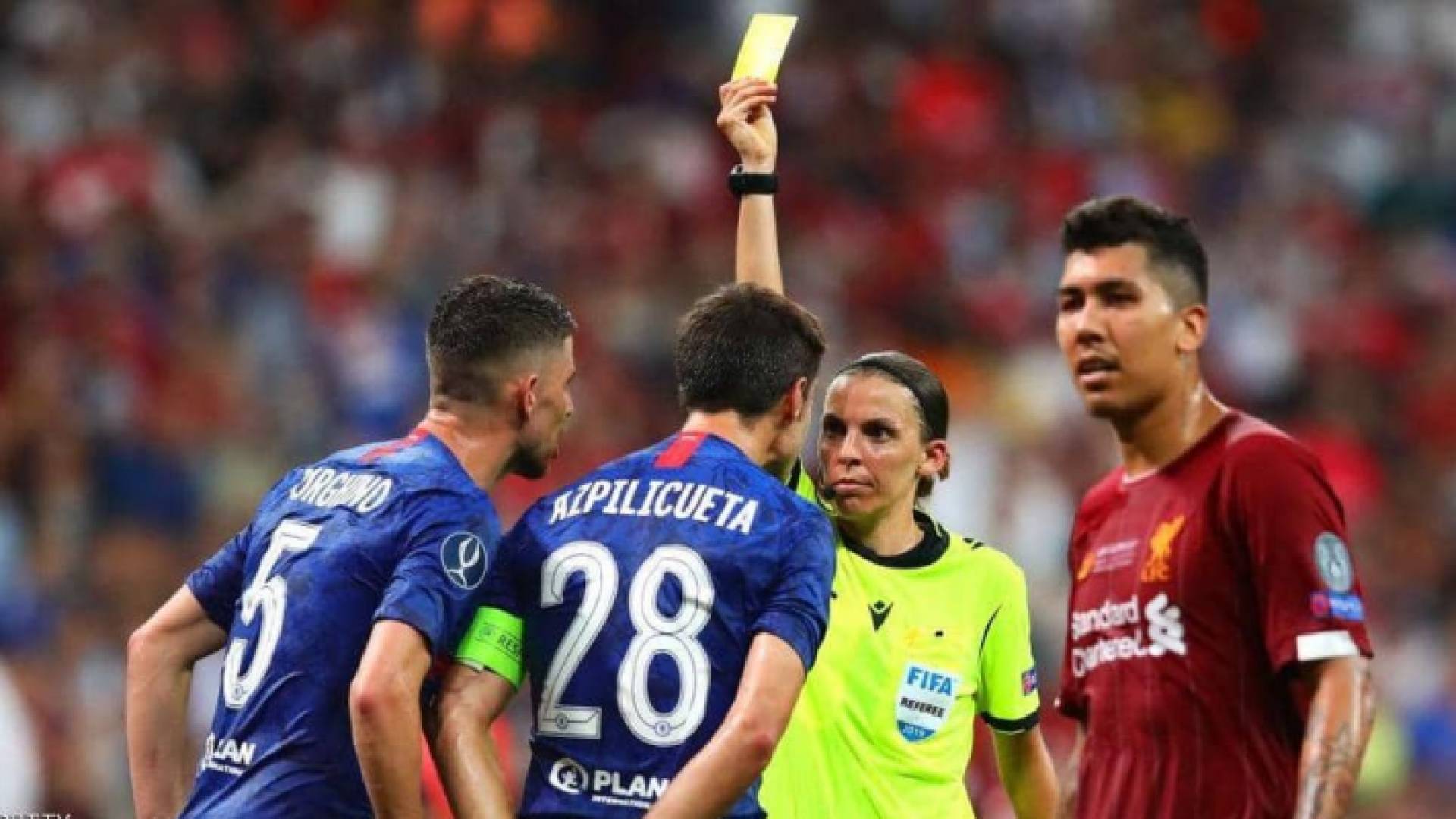 فرابار خلال تحكيمها مواجهة ليفربول وتشلسي في 2019.