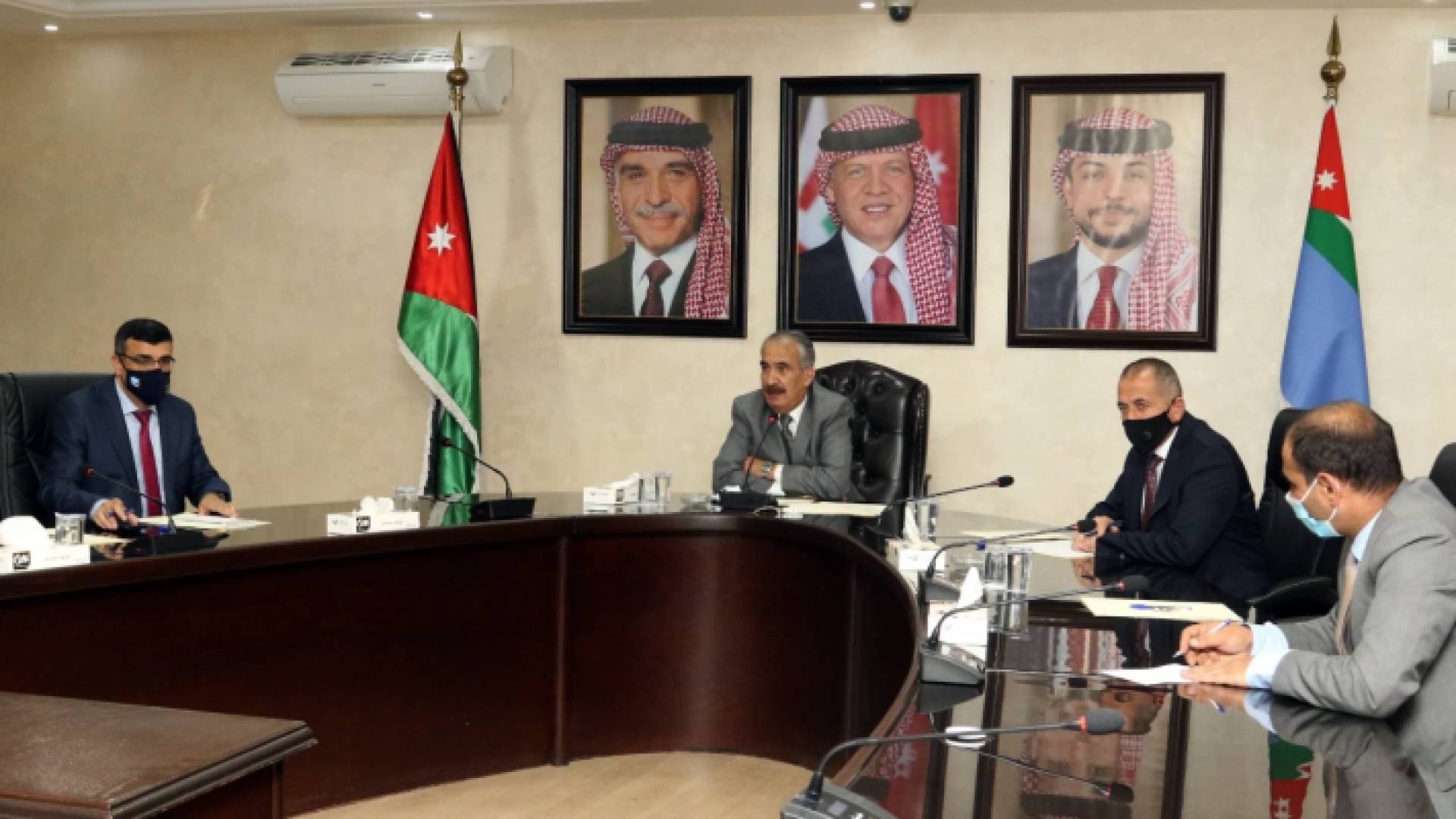 خلال اجتماع مع المحافظين عقد عن بعد