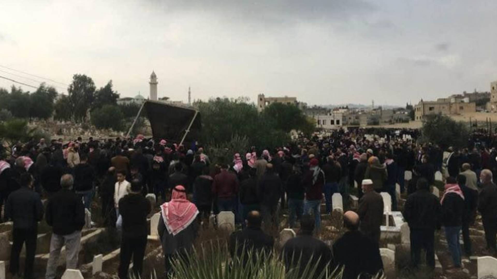 المئات يشيعون جثمان الملازم العمارين في الصريح