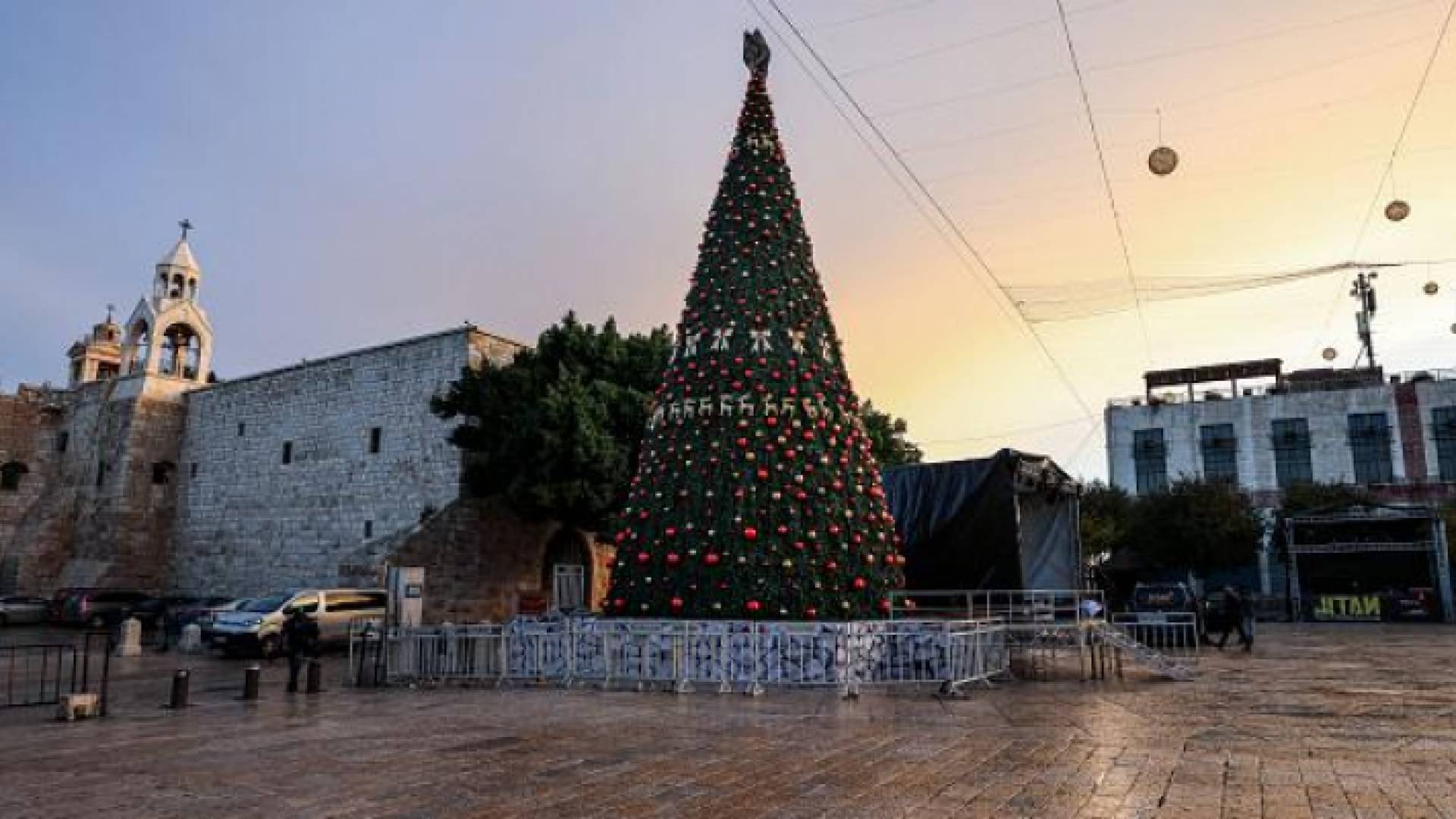 إضاءة شجرة عيد الميلاد في بيت لحم بدون جمهور