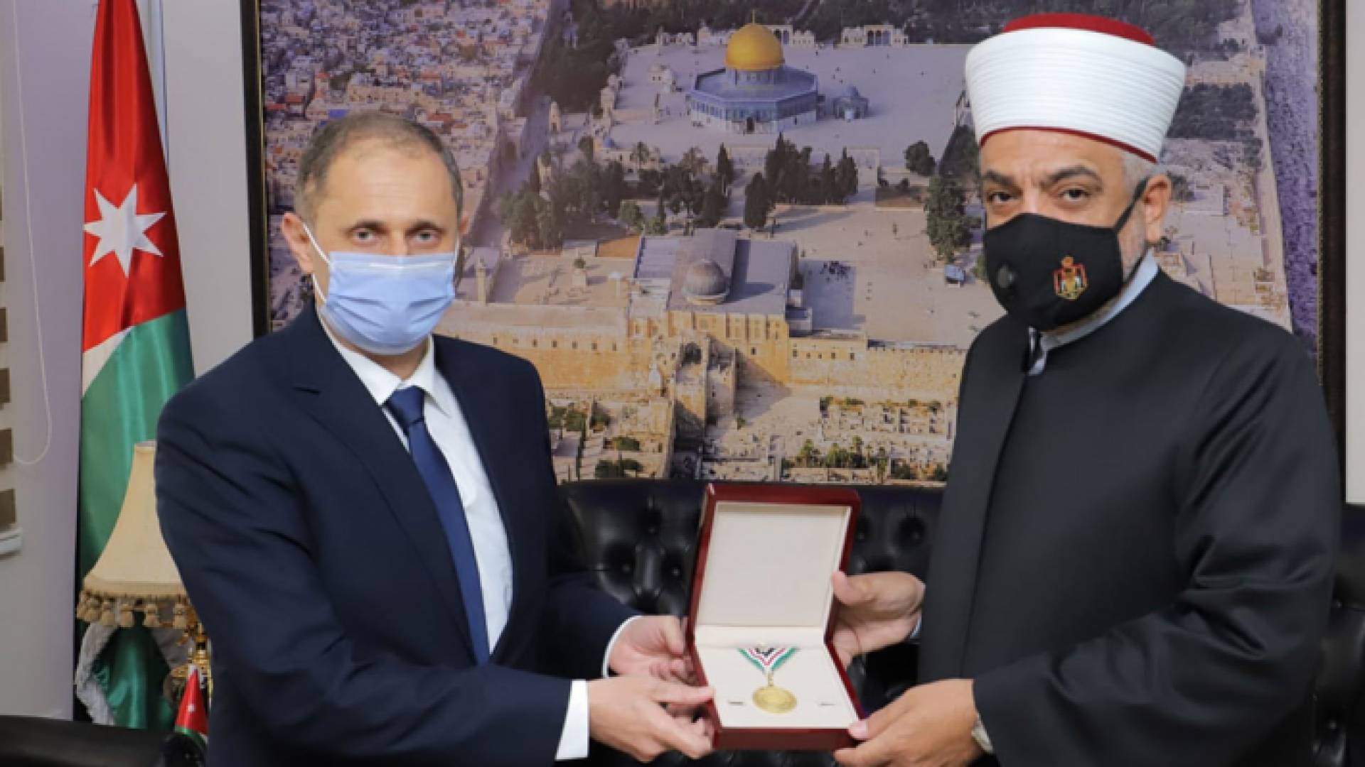 وزير الأوقاف خلال تسلمه الميدالية الذهبية