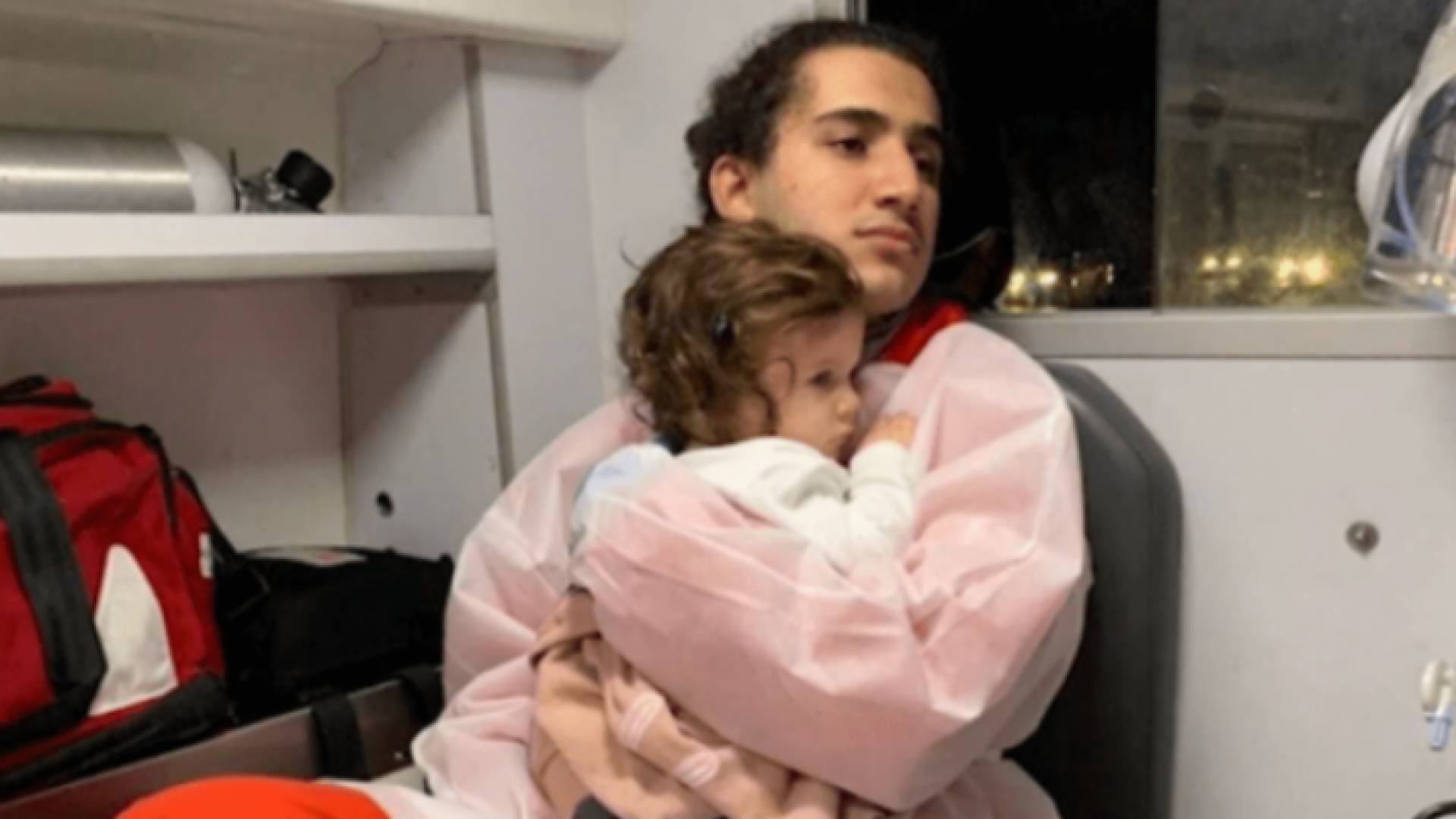 المسعف يحتضن الطفلة جودي بسيارة الإسعاف