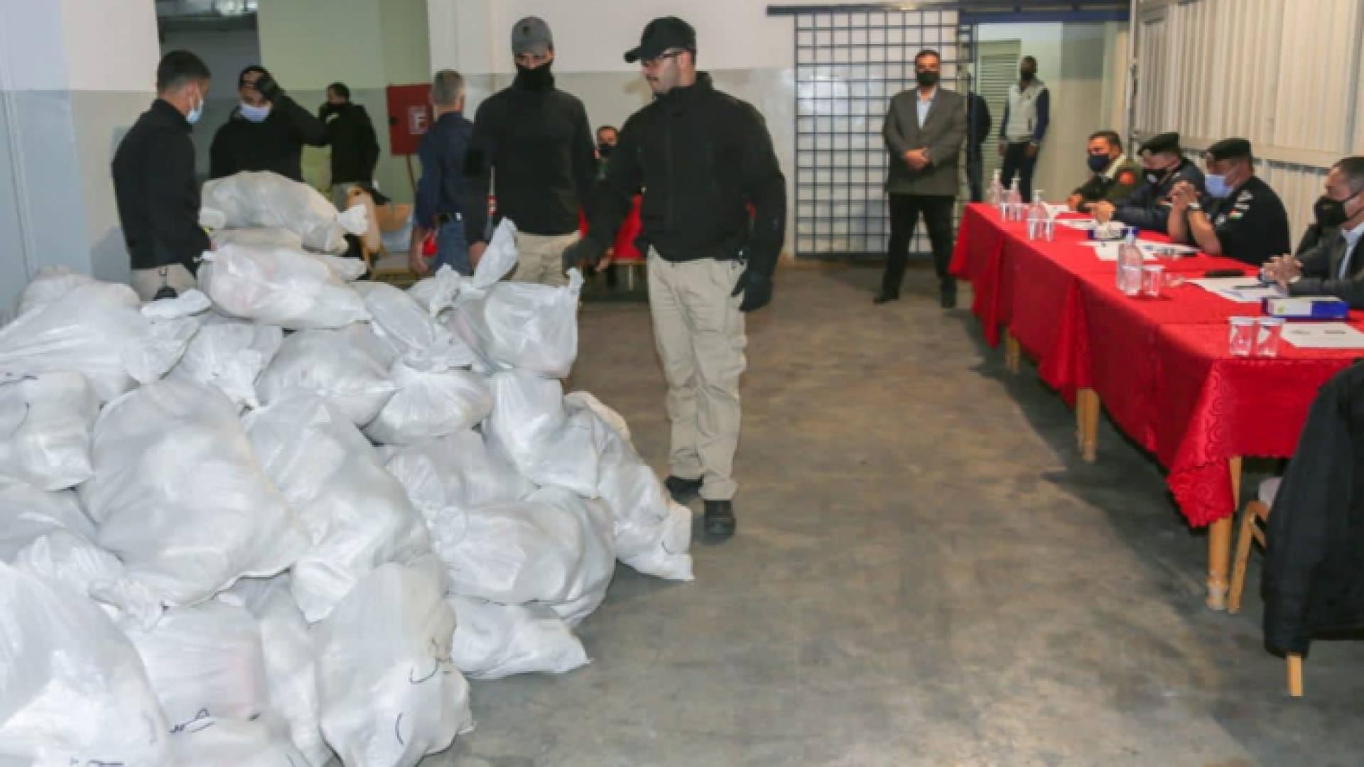 الأمن بإشراف لجنة خاصة يتلف كميات من المواد المخدرة