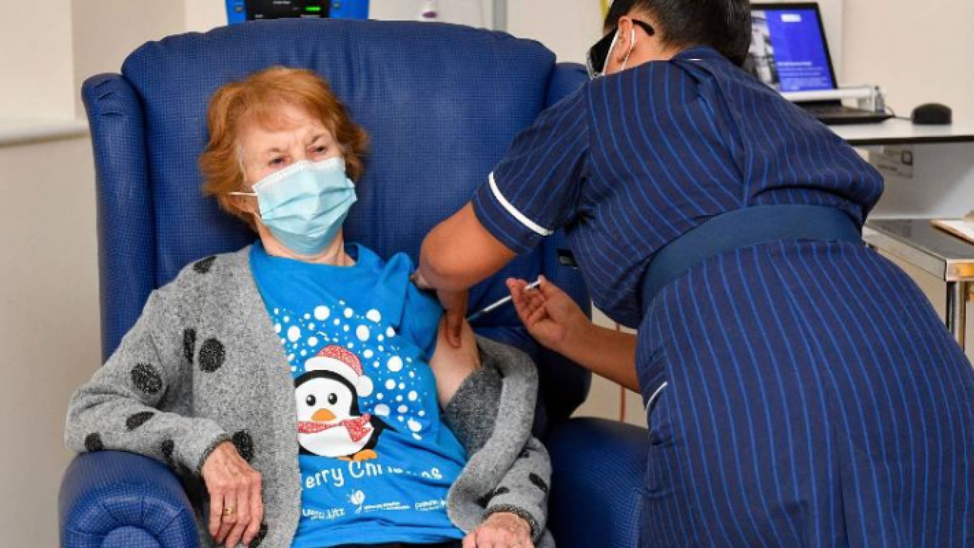 تعرف على أول شخص تلقى لقاح فايزر/ بيونتيك ضد كورونا في العالم ؟