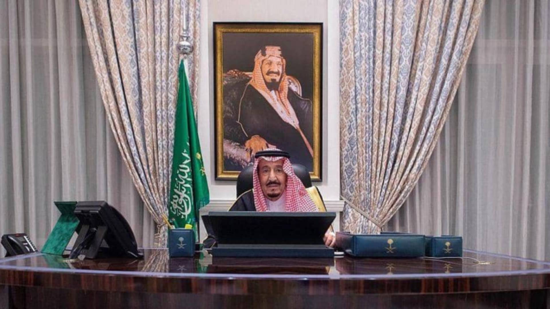 الملك سلمان بن عبد العزيز خلال اجتماع مجلس الوزراء السعودي