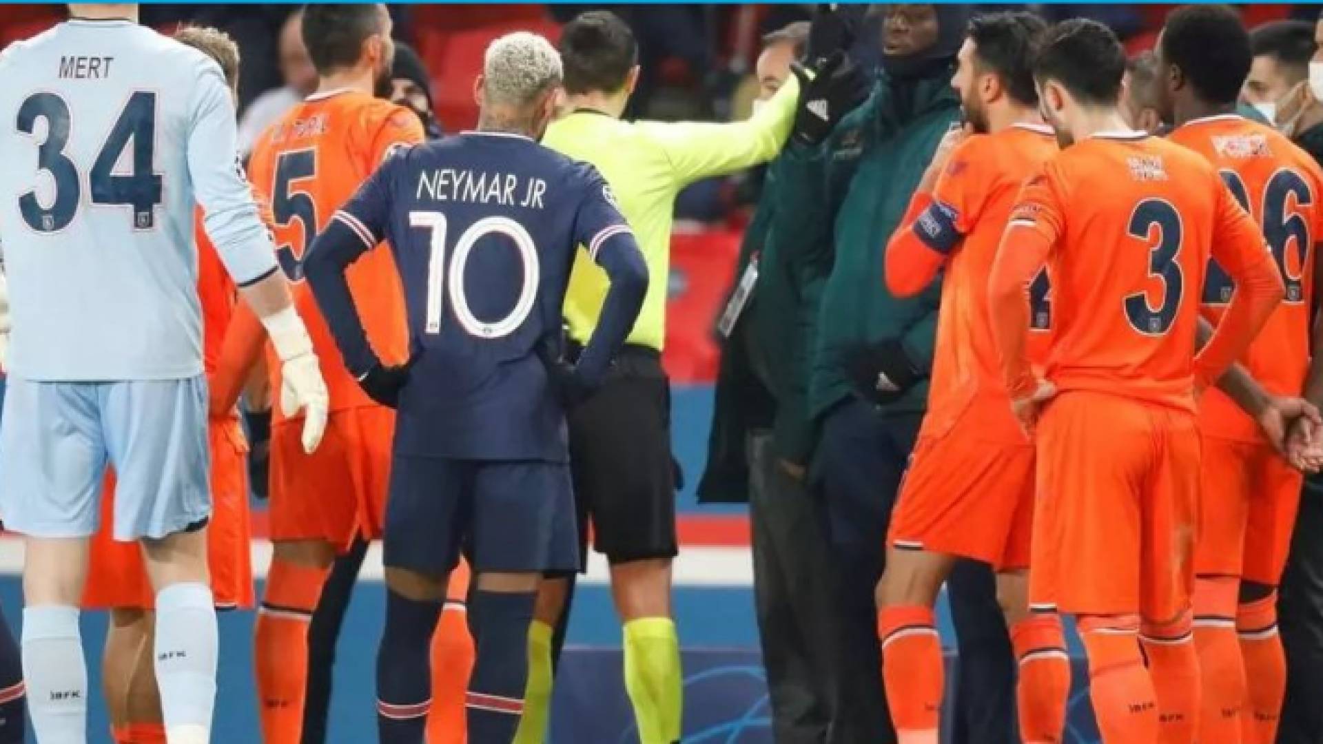 لاعبو إسطنبول باشاك شهير وباريس سان جرمان خلال مشادة كلامية مع الحكم