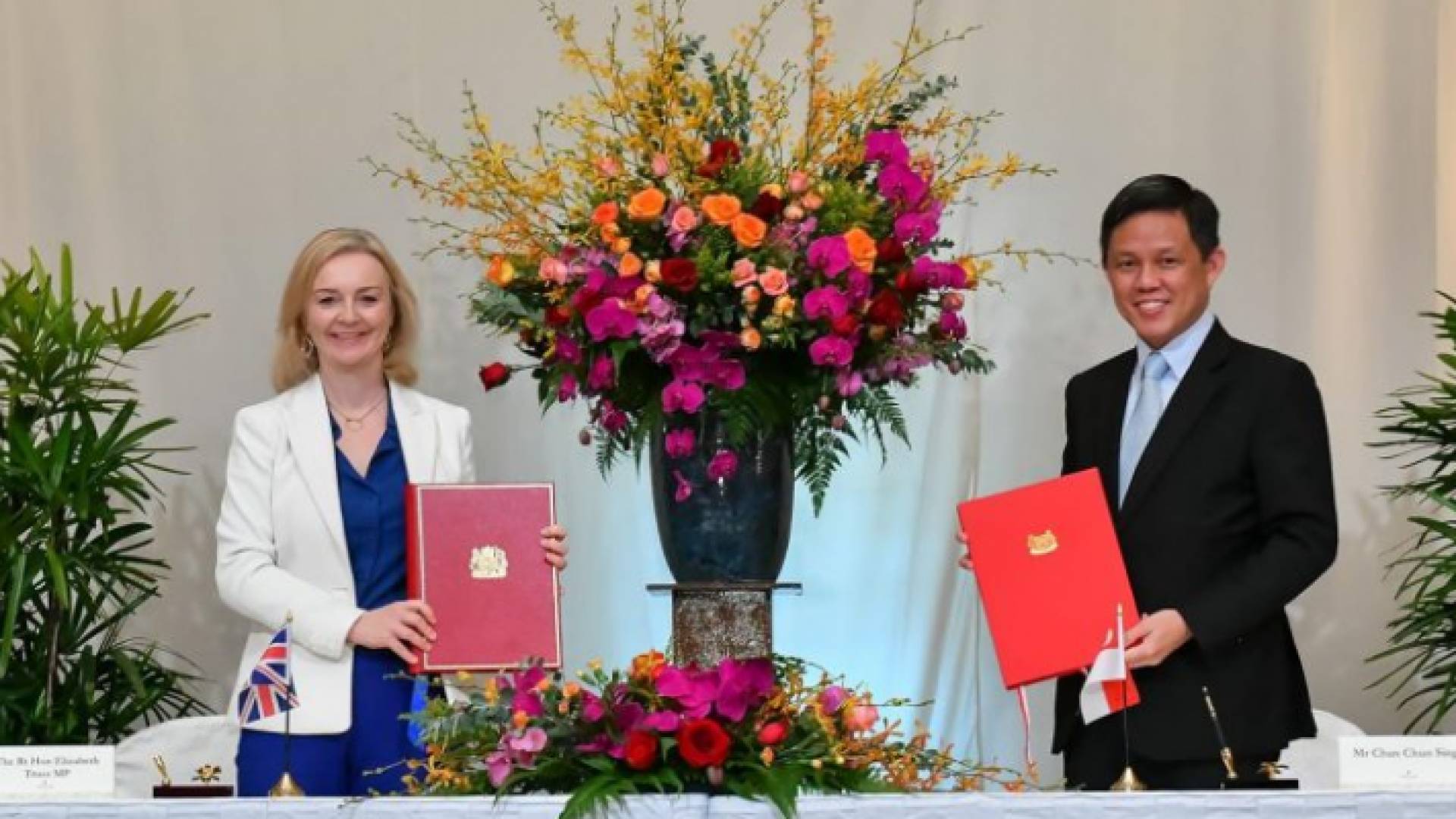 بريطانيا وسنغافورة توقعان اتفاقا للتجارة الحرة