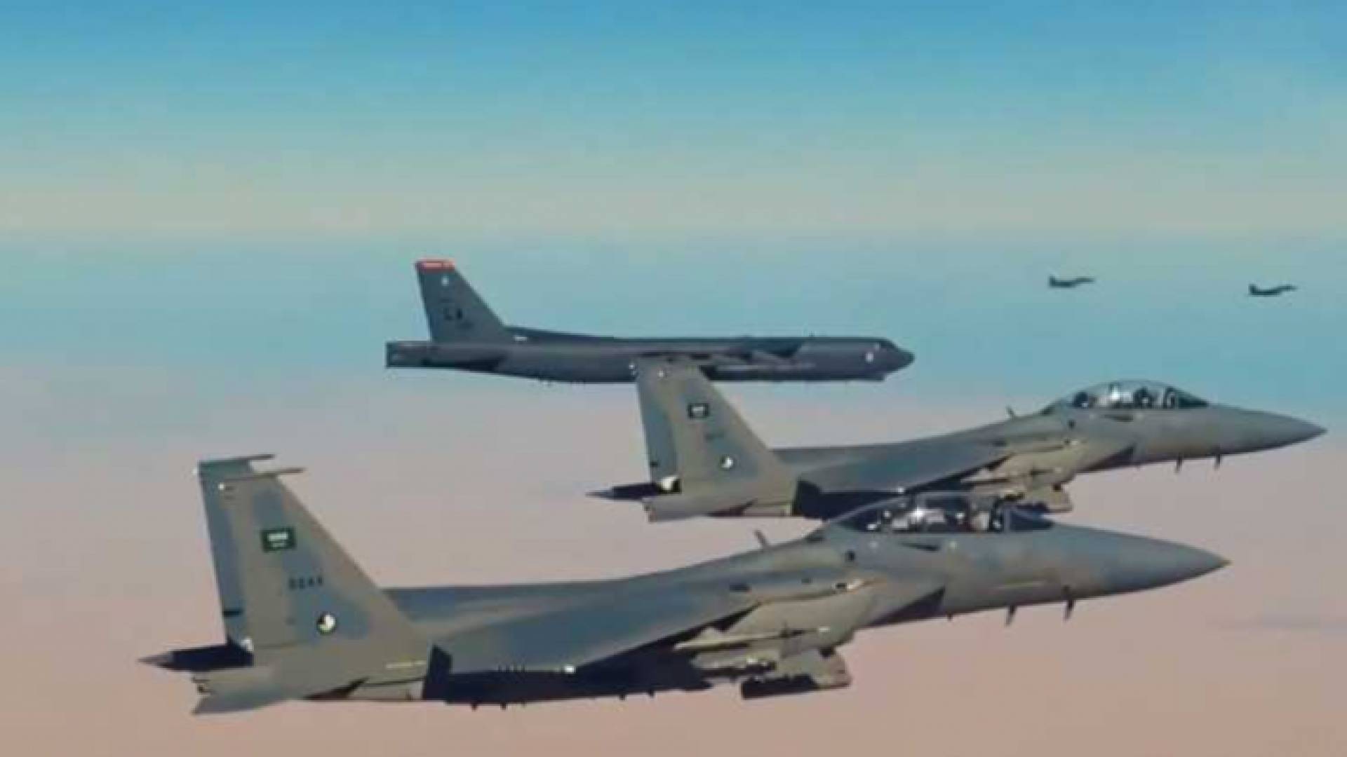 مقاتلات سعودية من طراز F-15 أمريكية الصنع، تحرس القاذفتين