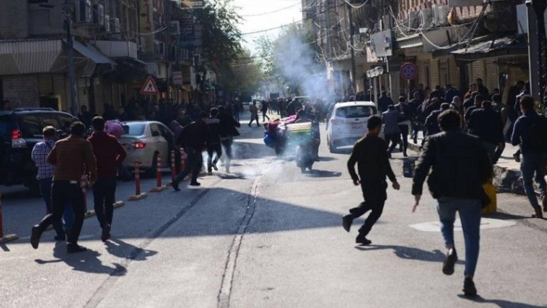 حاول المشاركون غلق الطريق أمام مبنى المحافظة