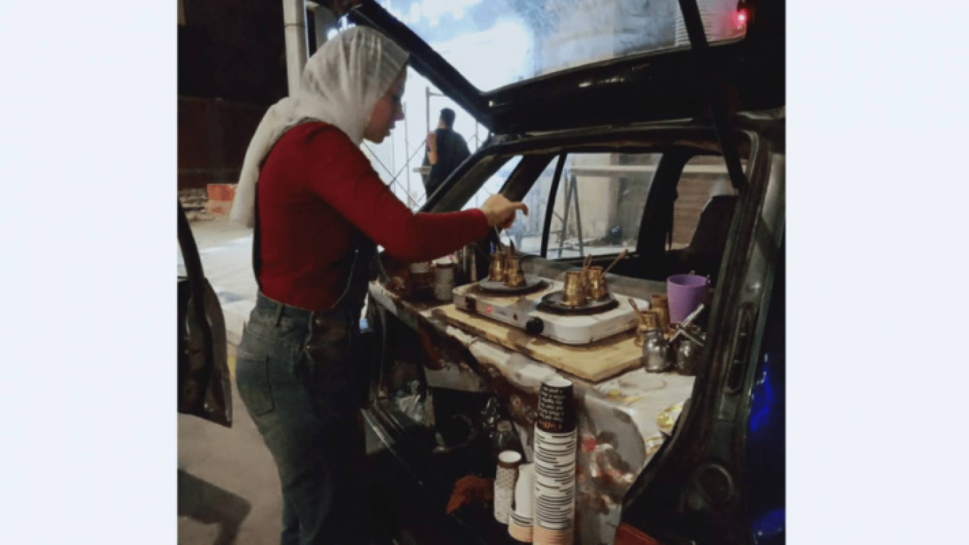 أسماء تبيع المشروبات الساخنة من سيارتها