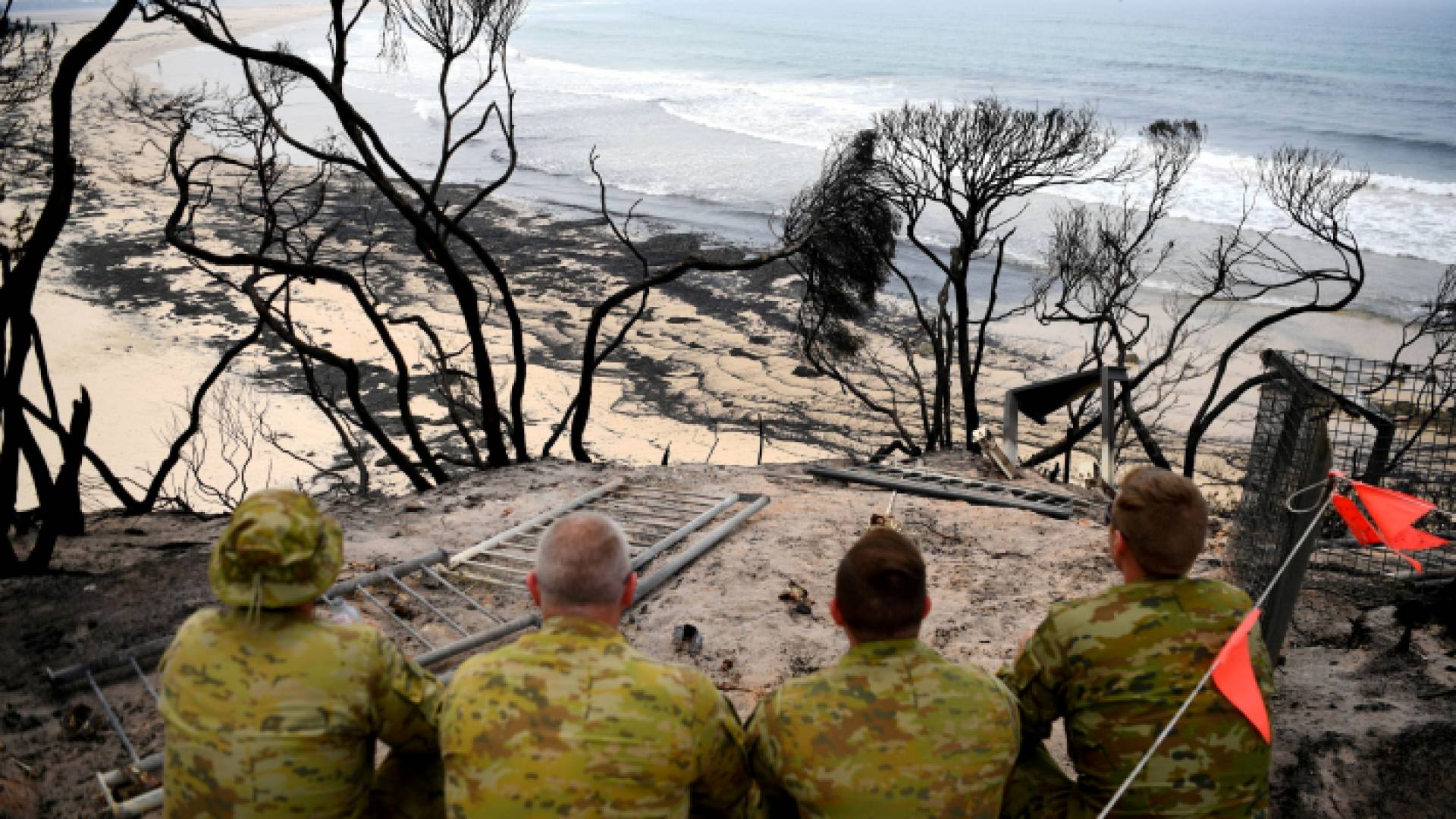 استعر الحريق في أكبر الجزر الرملية في العالم