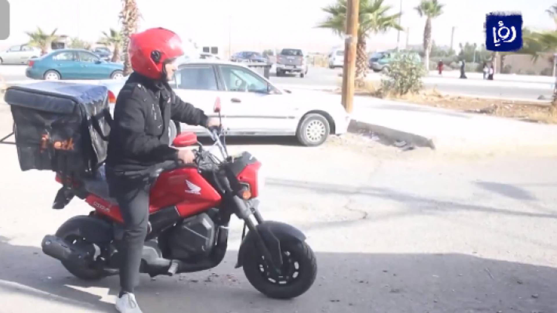 أردني حاصل على درجتي الماجستير والدكتوراة بامتياز يعمل "ديلفري" عبر دراجة