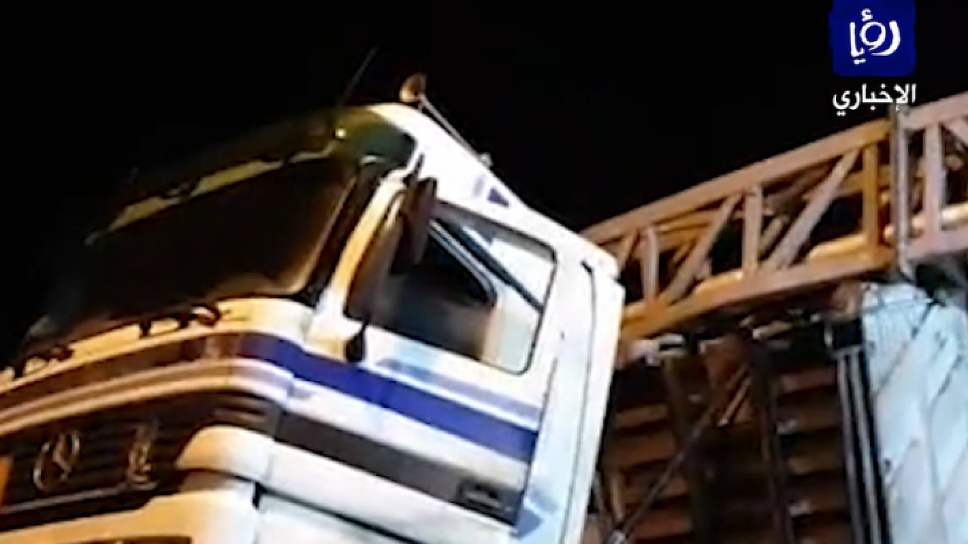 حادث سير غريب في اربد .. قلاب معلق في الهواء!