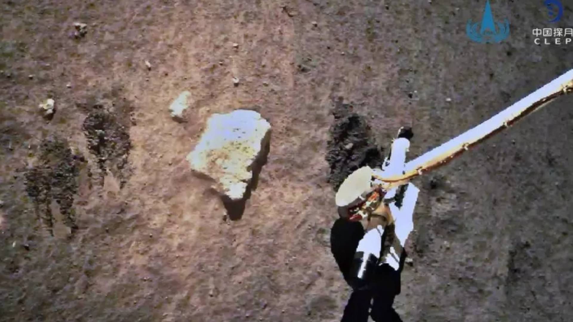 المسبار "شانغي 5" كما بدا خلال جمعه عينات من سطح القمر